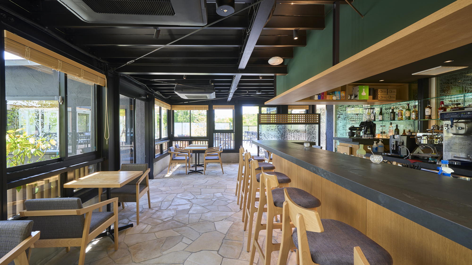 【POOL SIDE CAFE＆BAR】カウンター席とテーブル席をご用意しております。（要予約）