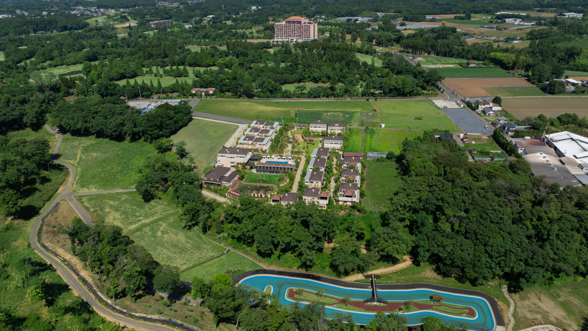 四季折々の花々や緑に囲まれたロケーション