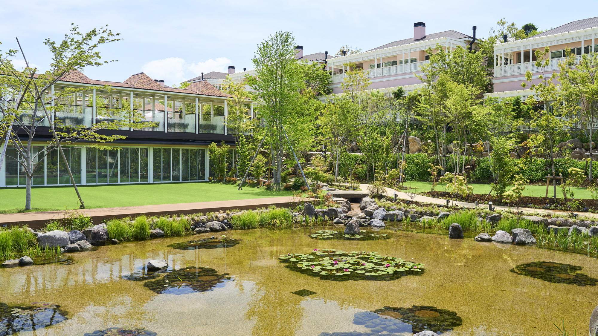 アクティビティなどお楽しみいただける広場（池）