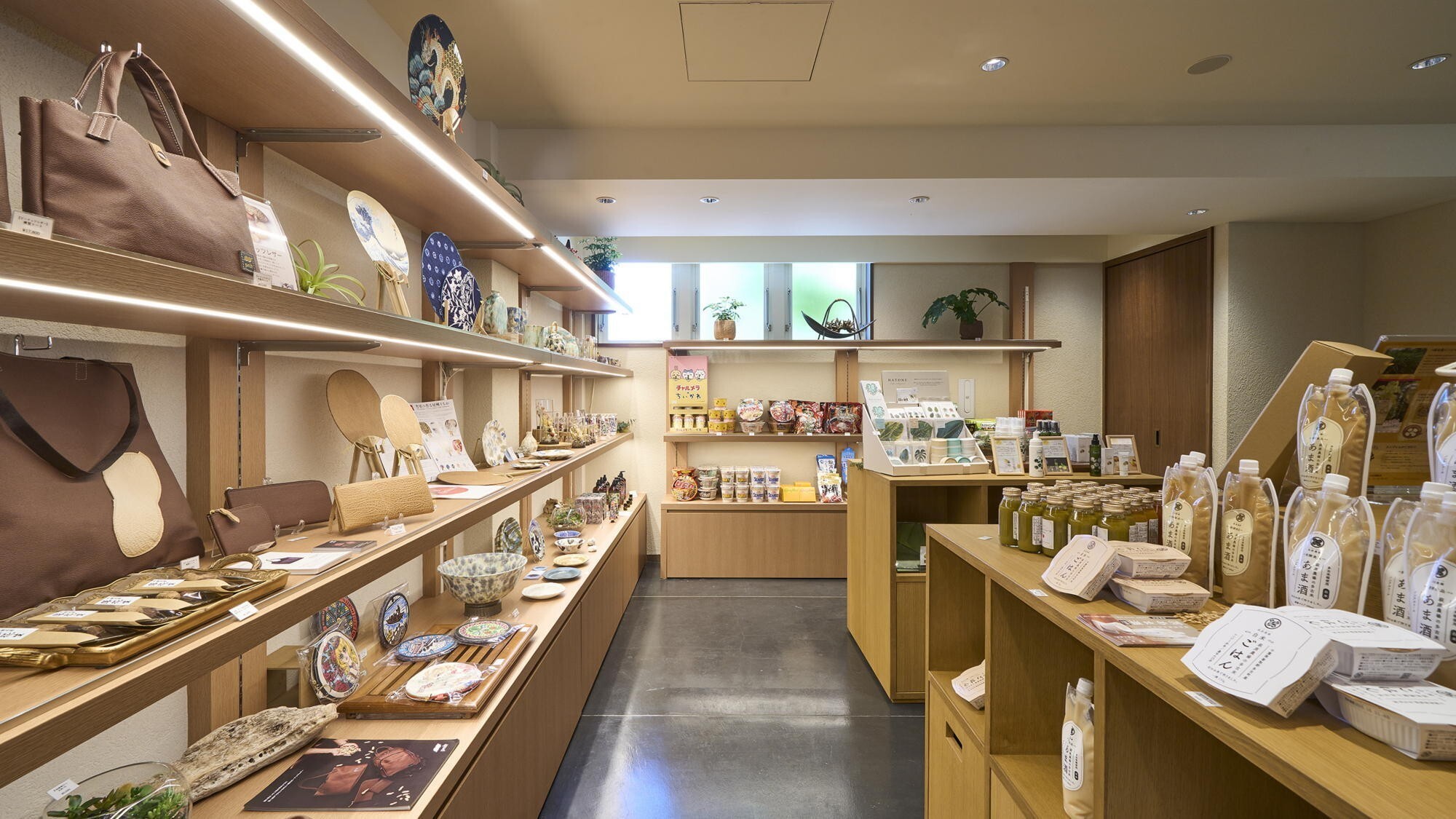 【SELECT SHOP】八街ならではのユニークな商品が並びます。