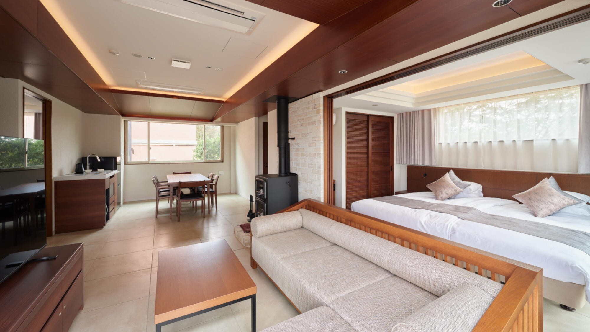 【ラグジュアリースイート128平米】広々とした客室はグループ利用におすすめです。