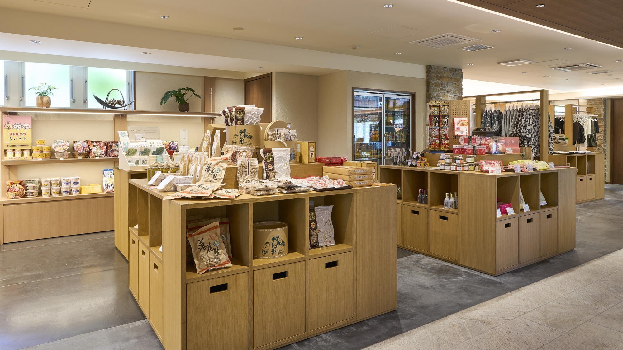 【SELECT SHOP】八街ならではのユニークな商品が並びます。