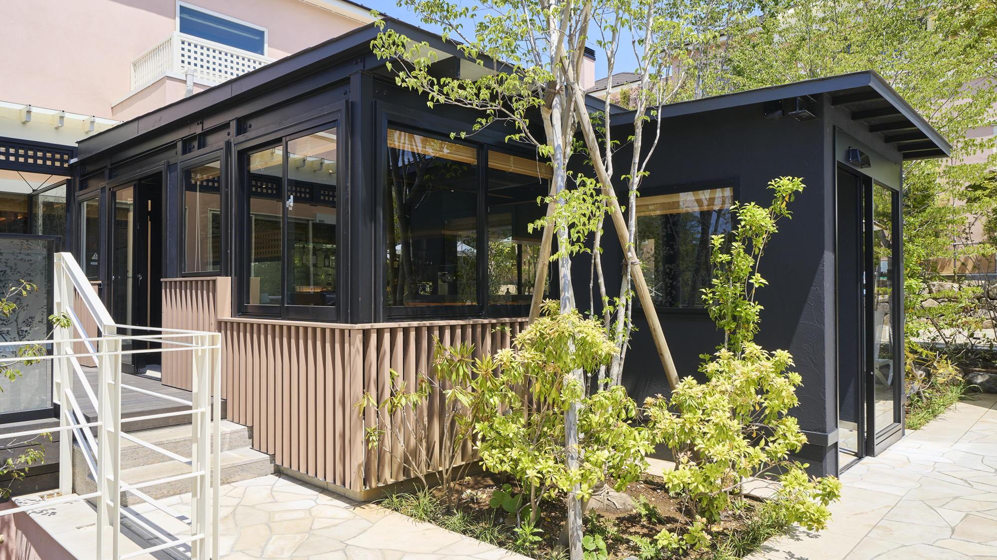 【POOL SIDE CAFE＆BAR】落ち着いた森の中の隠れ家のようなBAR