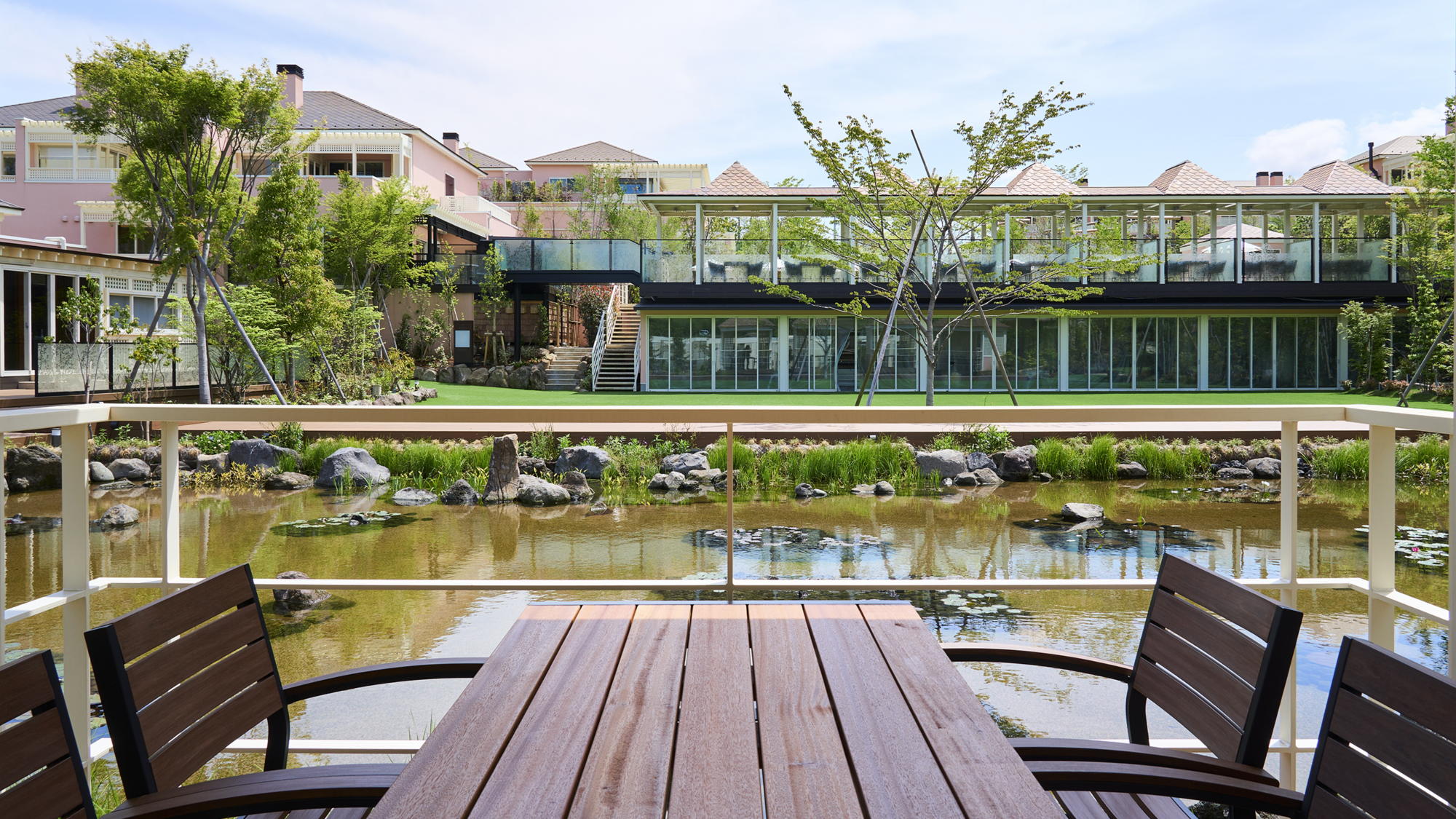 【FOREST GARDEN】池に隣接したガゼボで、思い思いのリラックスタイム