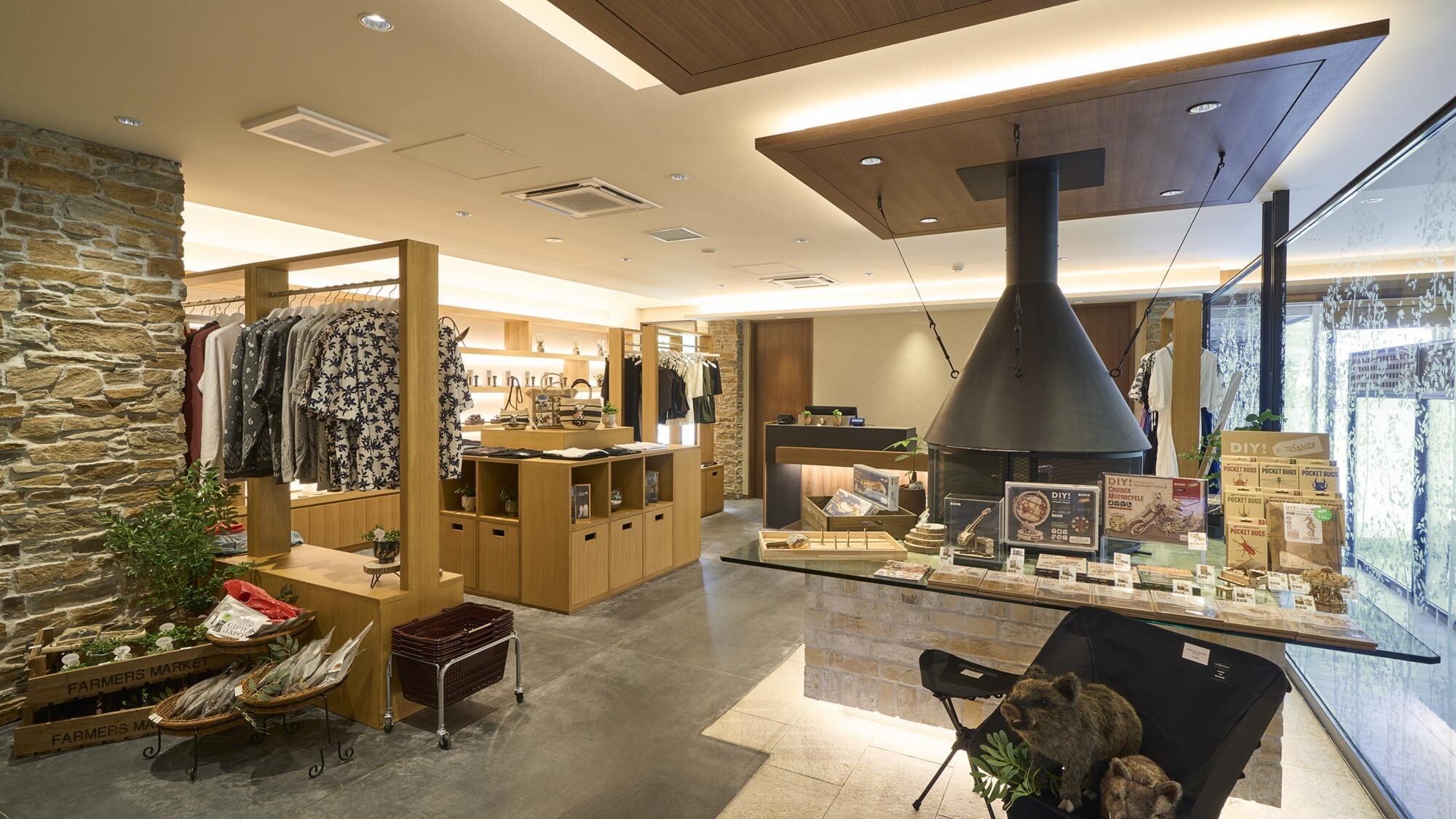 【SELECT SHOP】八街ならではのユニークな商品が並びます。