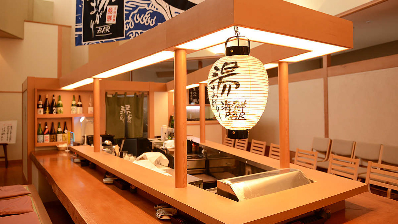 【別館　湯上り海鮮BAR】種々の肴をつまみに 秋田の地酒と冷えたビールは最高です