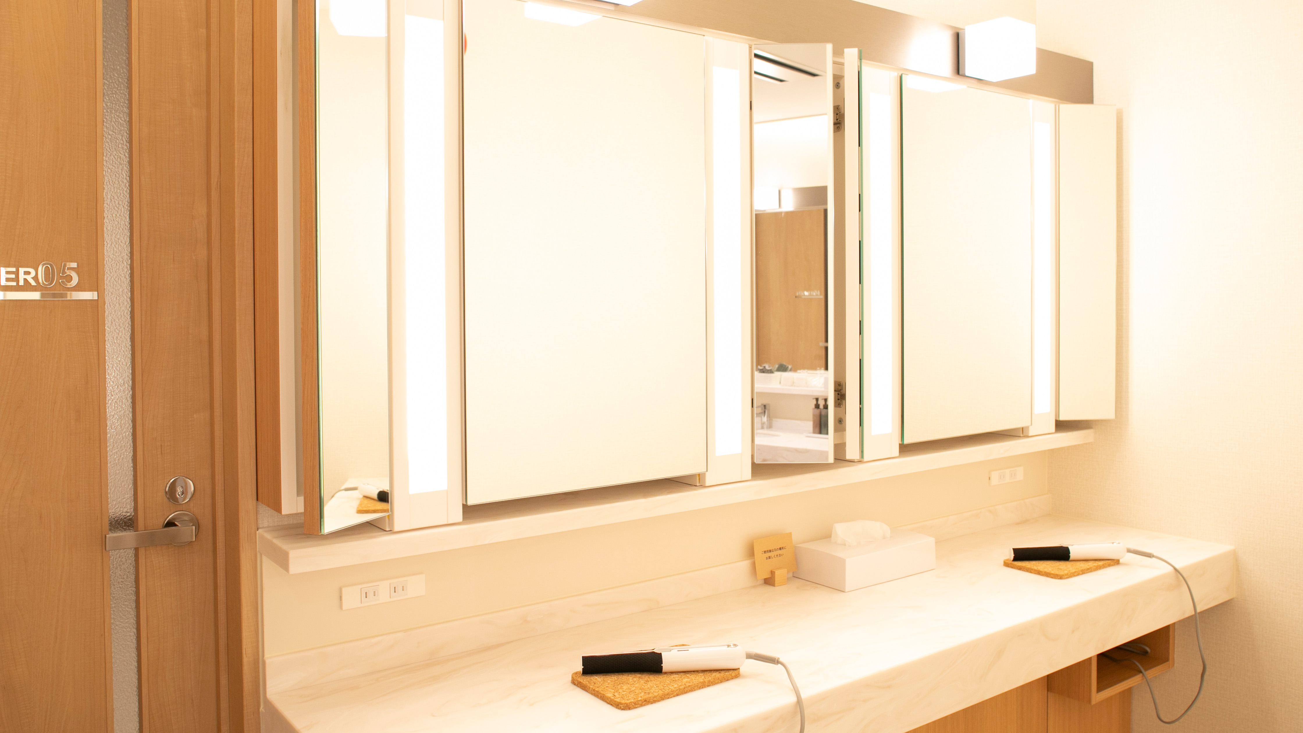 【ヘアアイロン＆三面鏡】