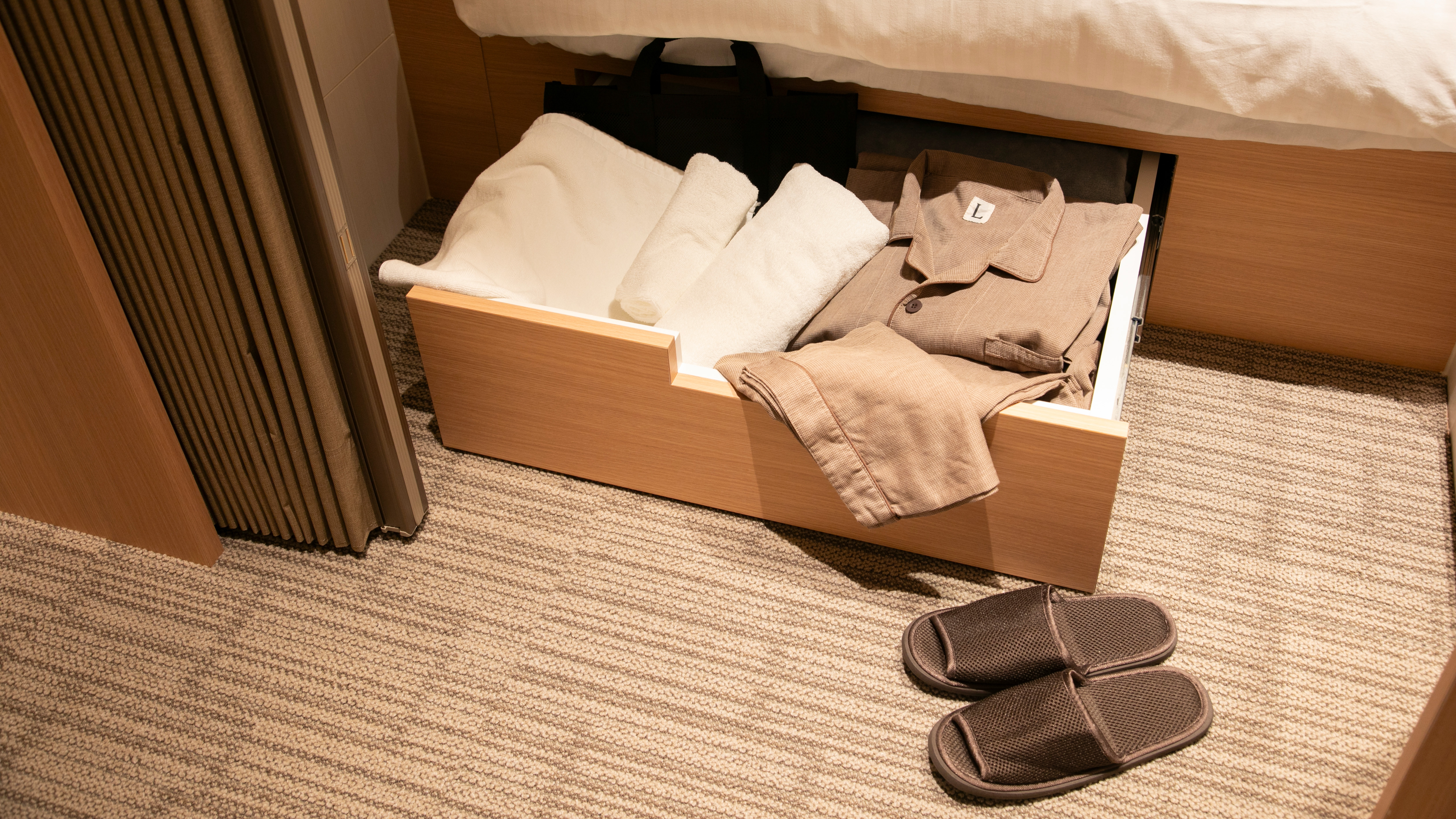 【鍵付き収納】タオルセット・館内着・スリッパが入っています