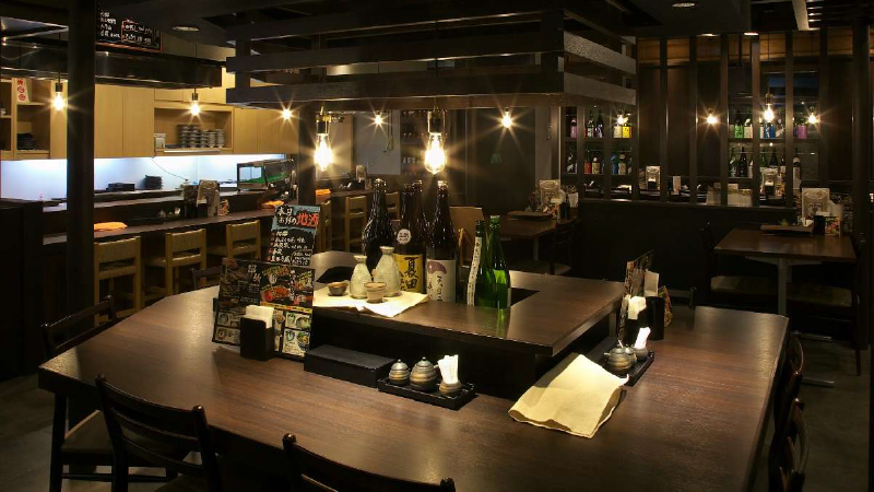 【1階　さけ処 和凛（かりん） 】豊富な秋田の地酒とうまい肴が楽しめるカジュアル居酒屋