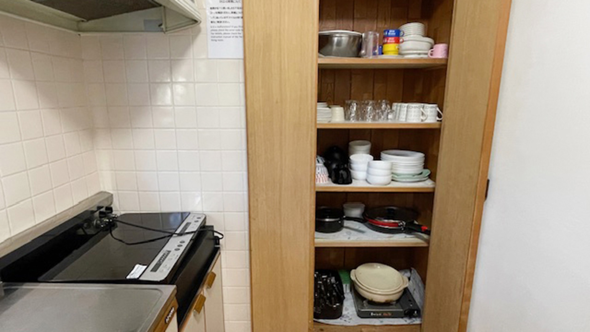 ・【キッチン】大小様々な食器を揃えております。大人数の宿泊でも安心