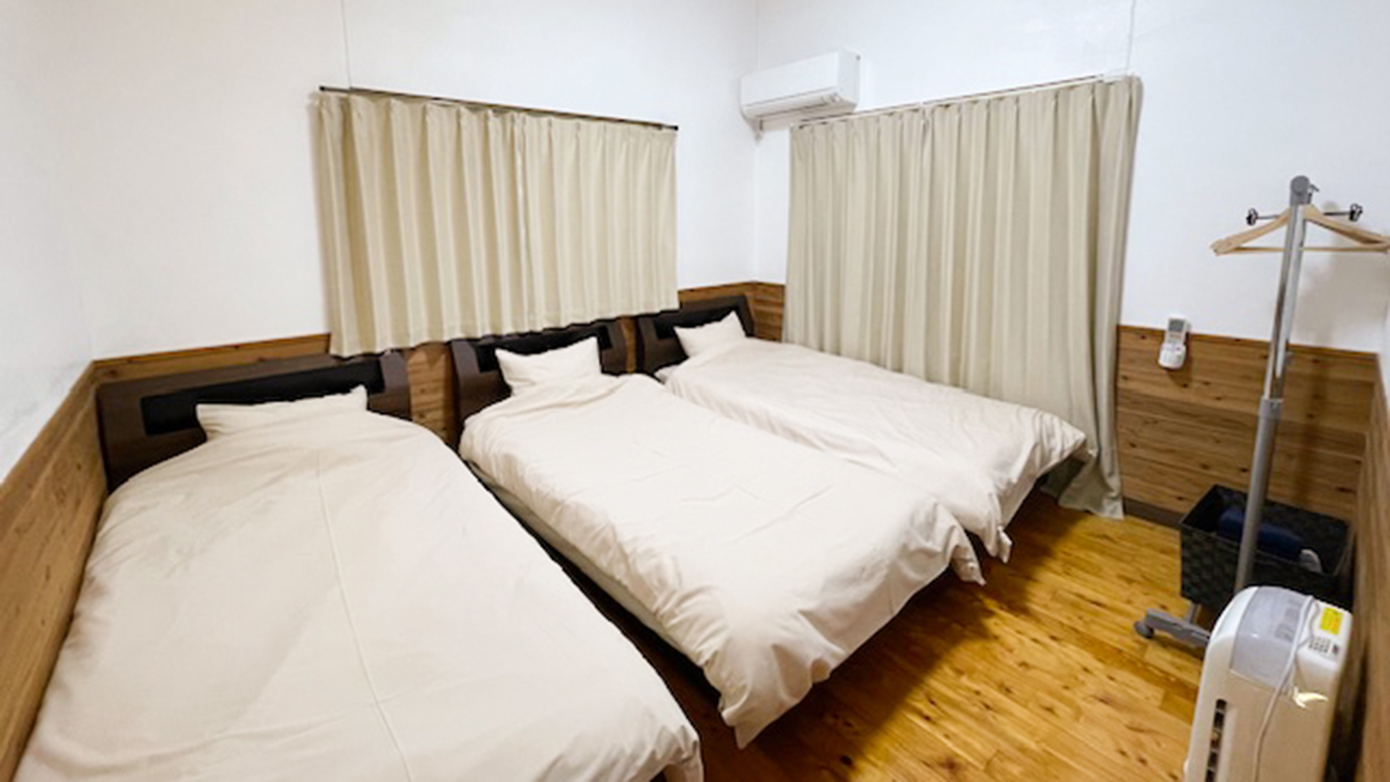 ・【2階/ベッド】2階のお部屋。こちらはシングルベッドを3台設置。エアコン完備で暑い日も安心