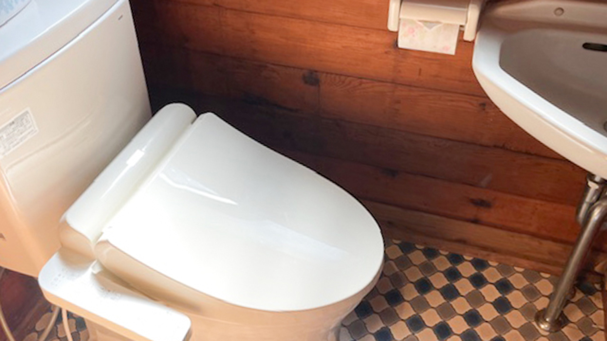 ・【トイレ】広くゆったりとご利用いただける洗浄機付便座のトイレです