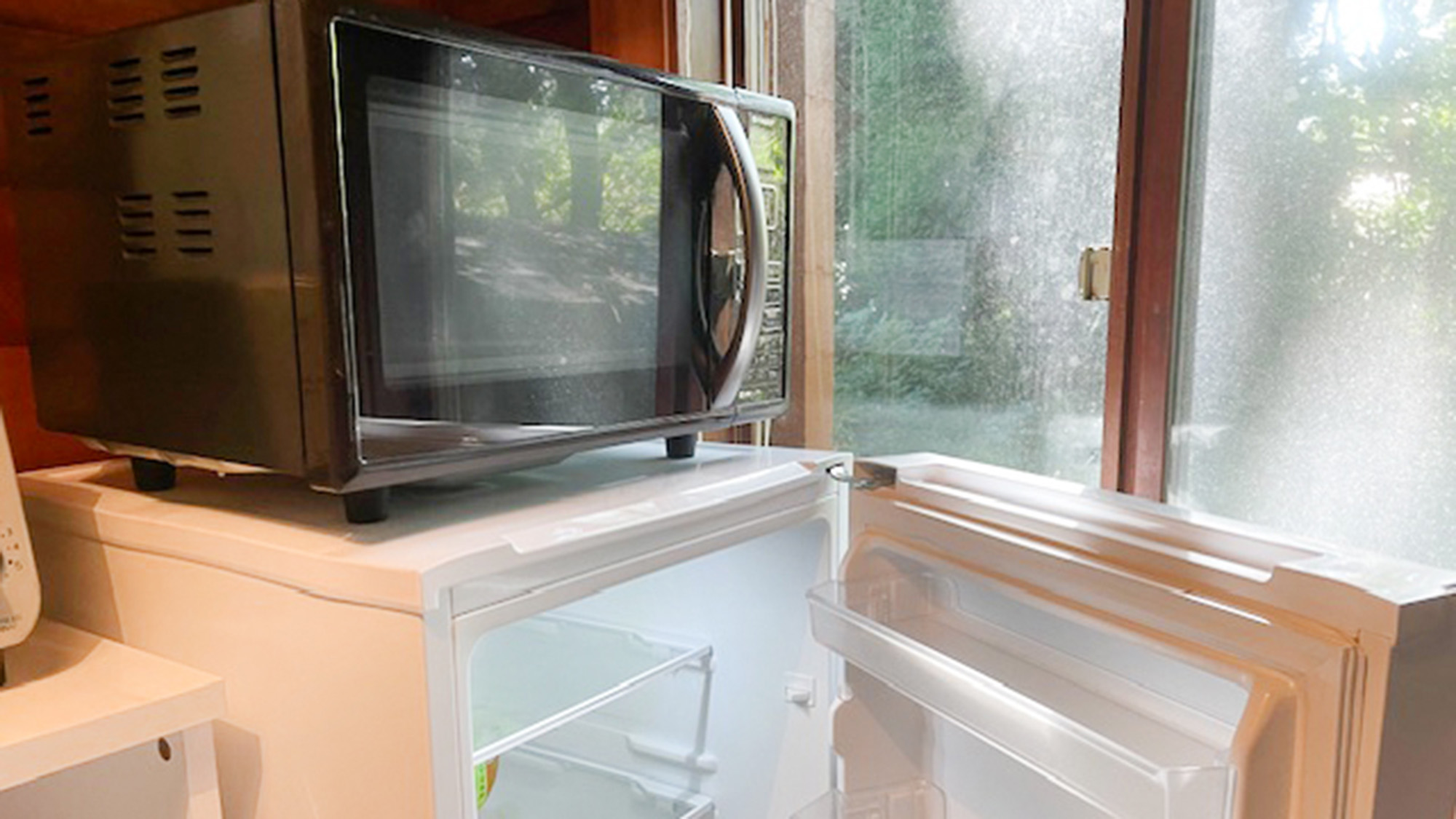 ・【キッチン】食料品を保存する冷蔵庫と食品の温め直しに使う電子レンジは必需品