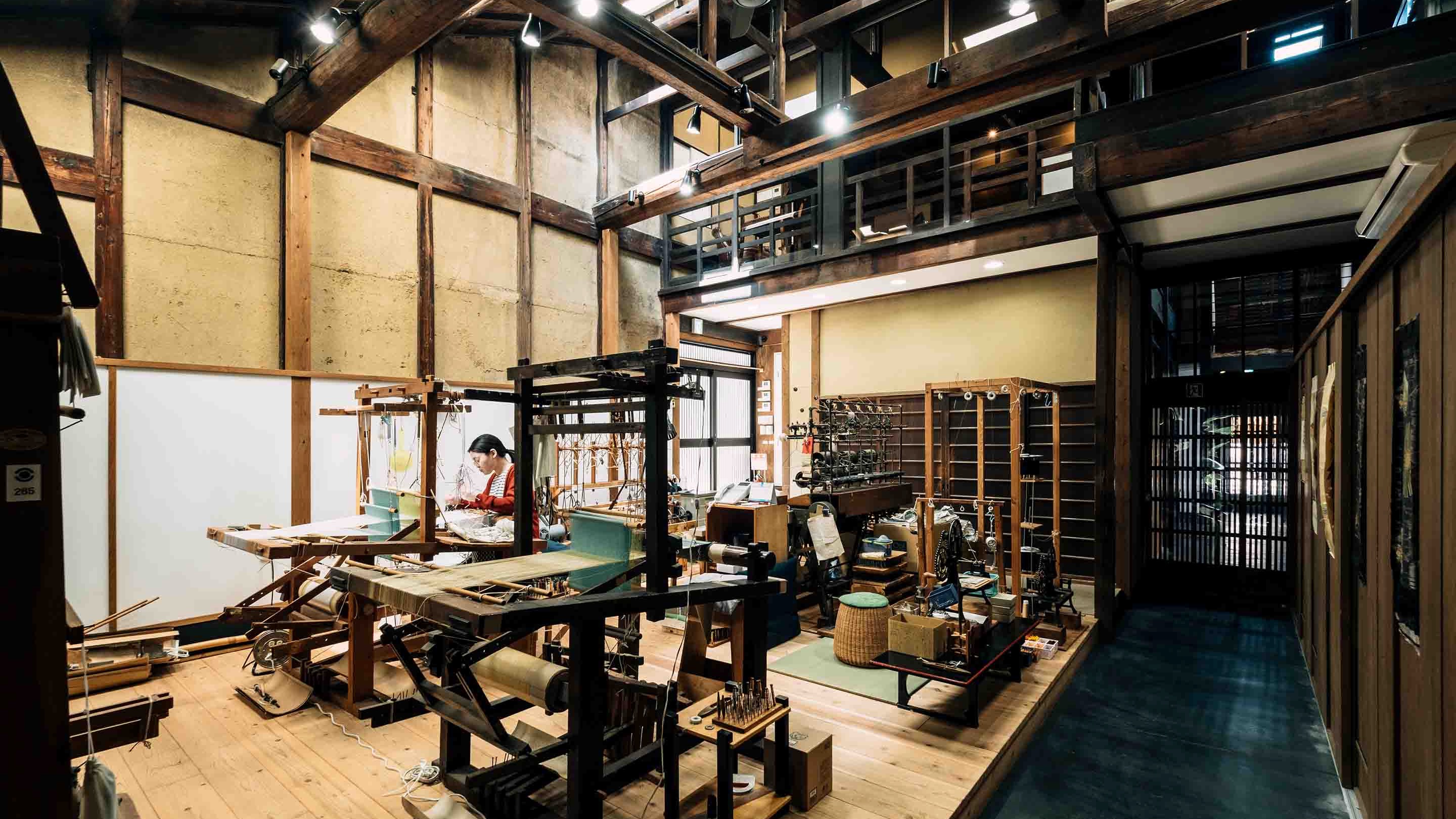 西陣織の手織り工房（併設）