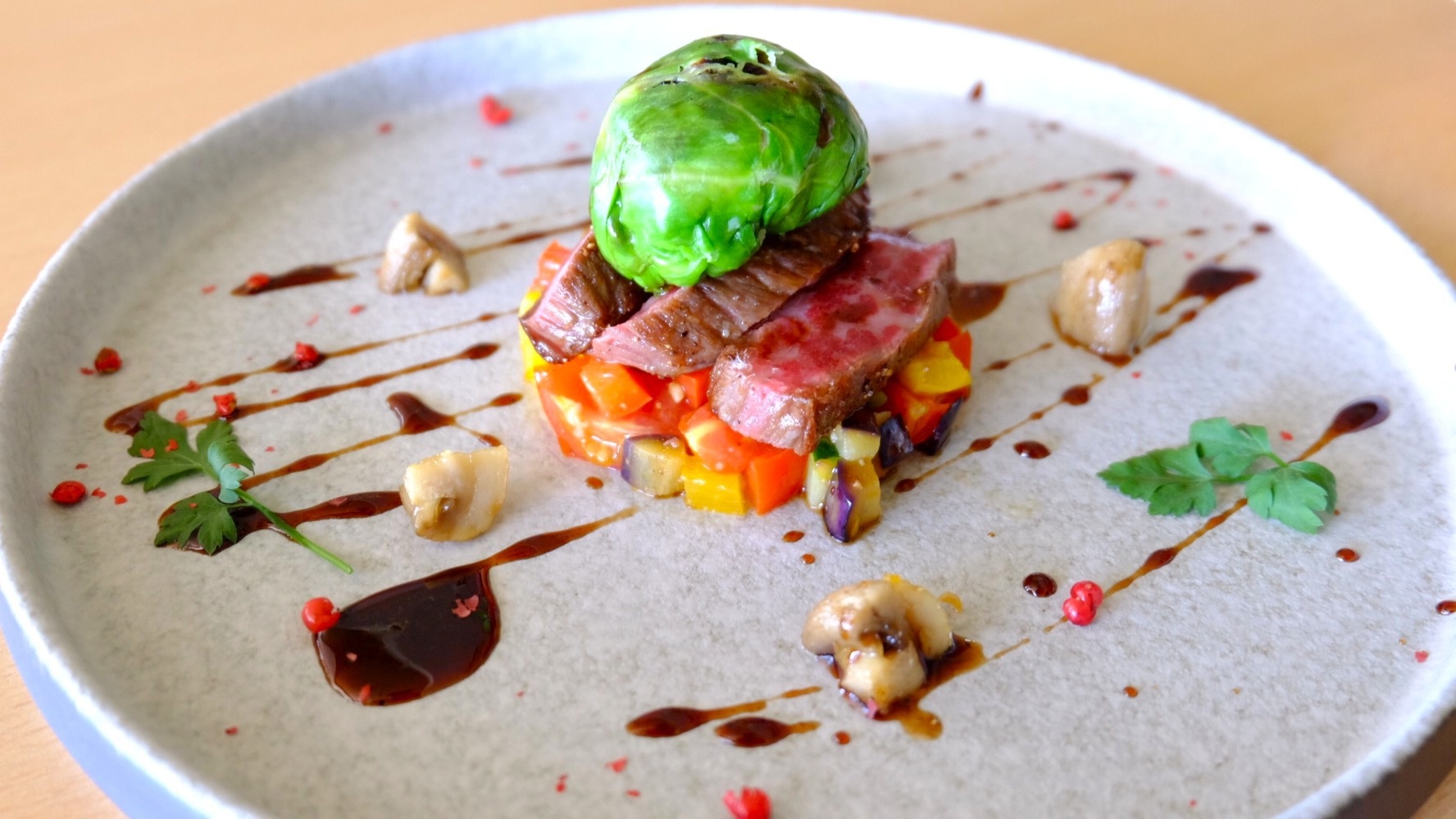 【6・7月限定！ビュッフェ＋シェフ特製１品料理付】特選牛肉のポアレ、鰻とポワロ—のキャベツ包みと共に