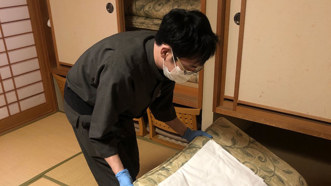 和室におけるお布団敷は、マスクと使い捨て手袋を着用したスタッフが行います。