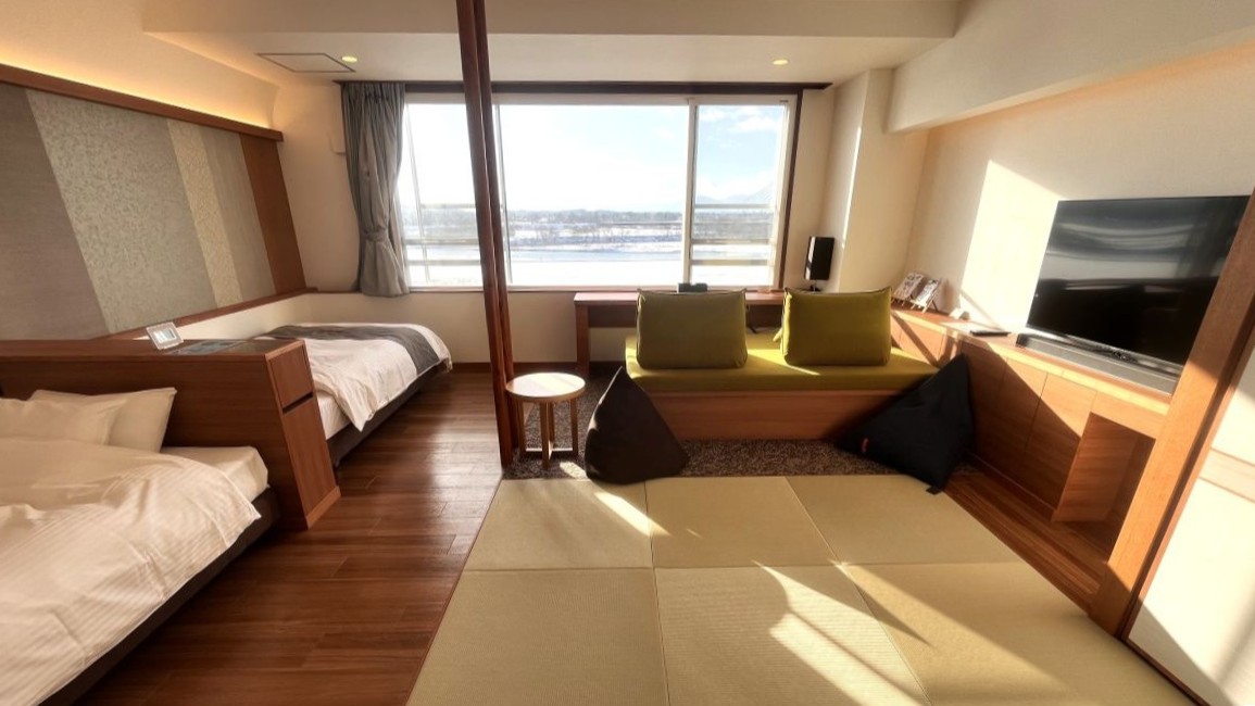 【シンクロツイン】十勝川の四季の風景をお楽しみいただけるシンクロツインルームは頭合わせのベッド配置