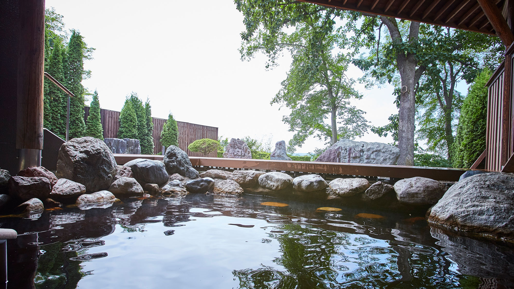 川沿いの新露天風呂からモール温泉と大自然の四季風景をお楽しみください。