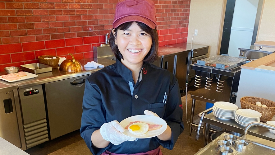 【朝食バイキング】ライブキッチンから出来立てのベーコンエッグをご提供！