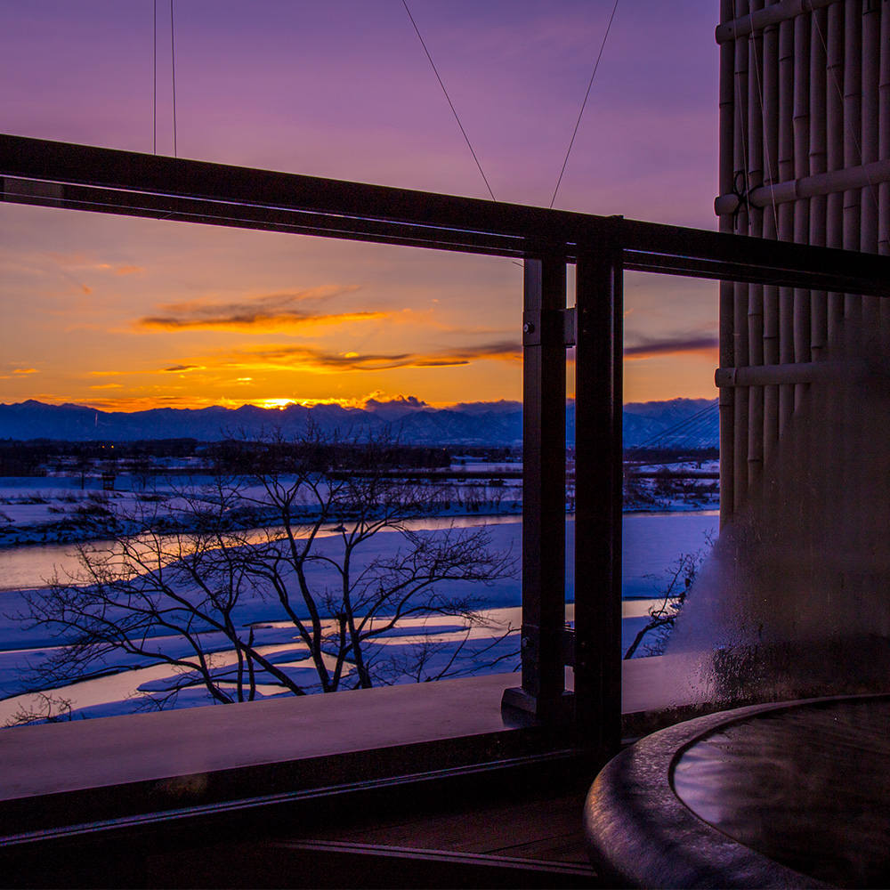 十勝連峰へ沈む夕陽。客室から雄大な景色を望めます。