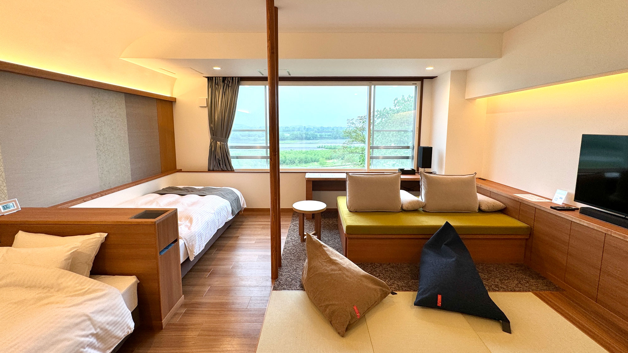 【シンクロツイン】十勝川の四季の風景をお楽しみいただけるシンクロツインルームは頭合わせのベッド配置