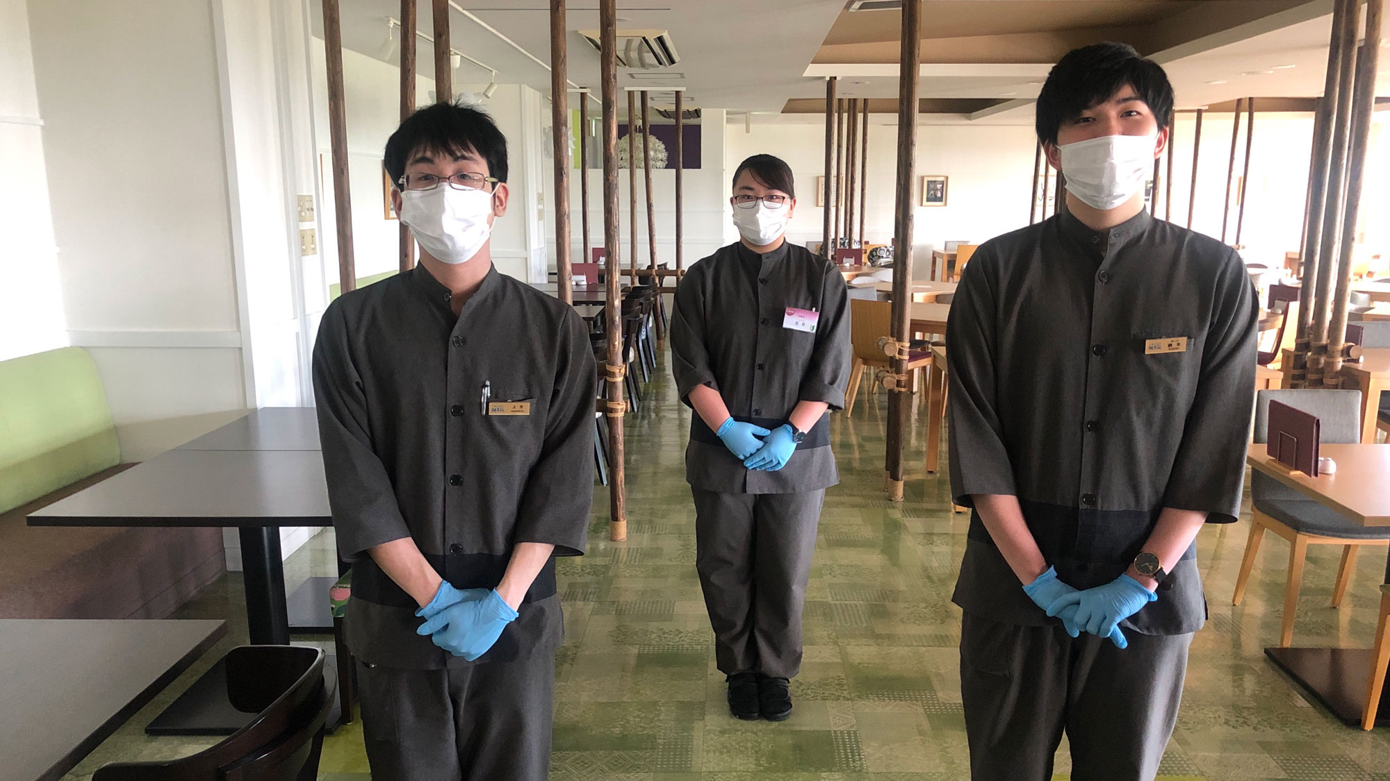 食事会場の従業員は、マスクと使い捨て手袋を着用してます。
