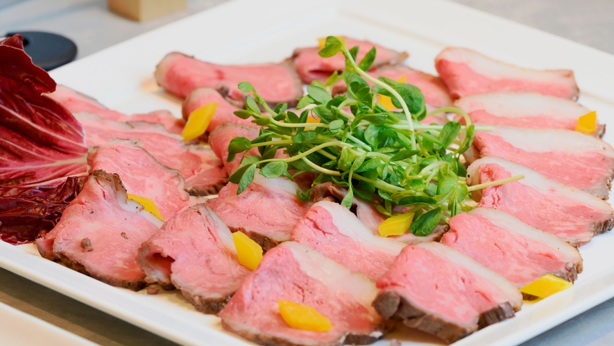 【夕食バイキング】お肉の旨味がぎゅっと詰まった特製ローストビーフ