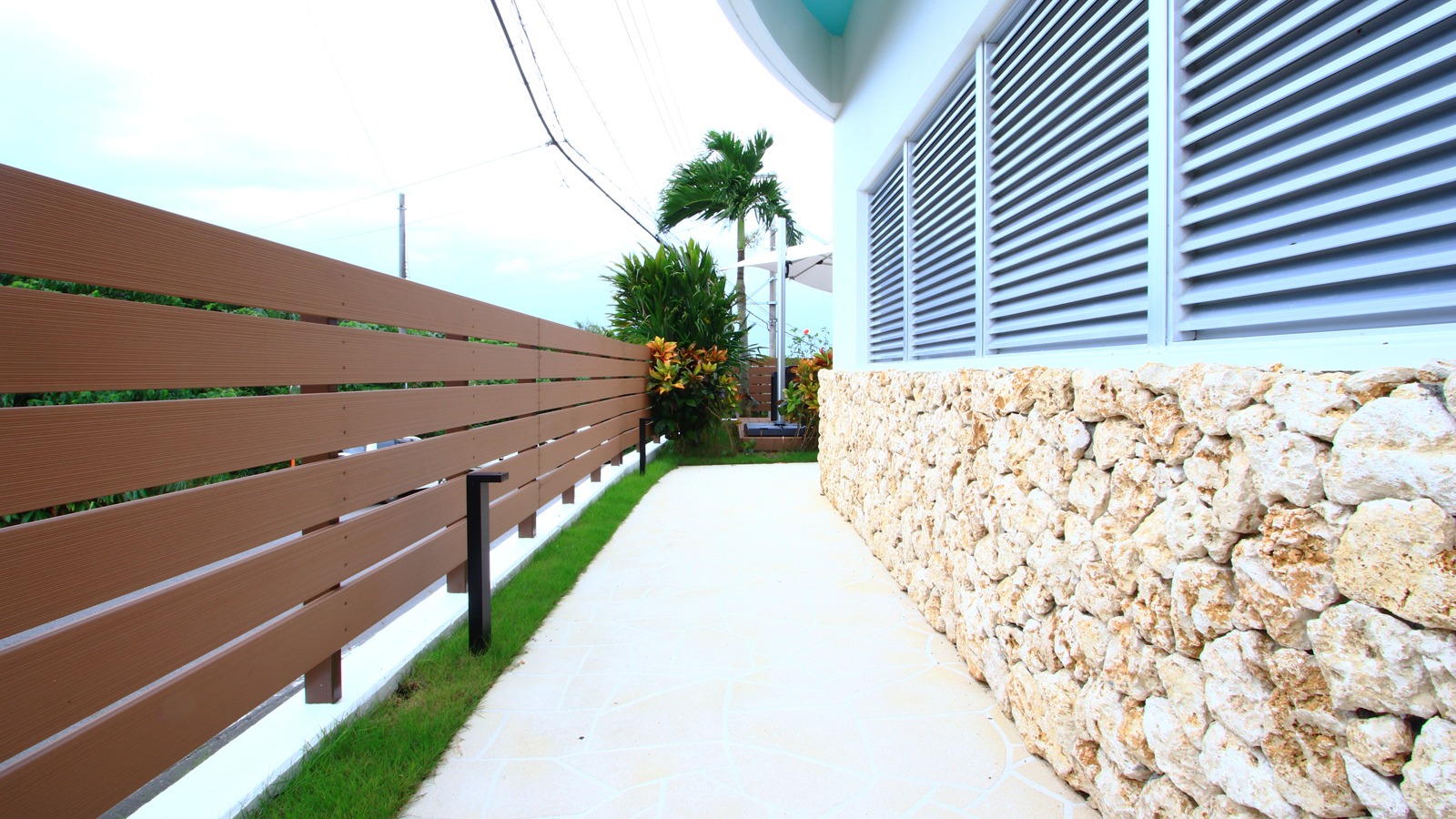 1F入口までの通路 *