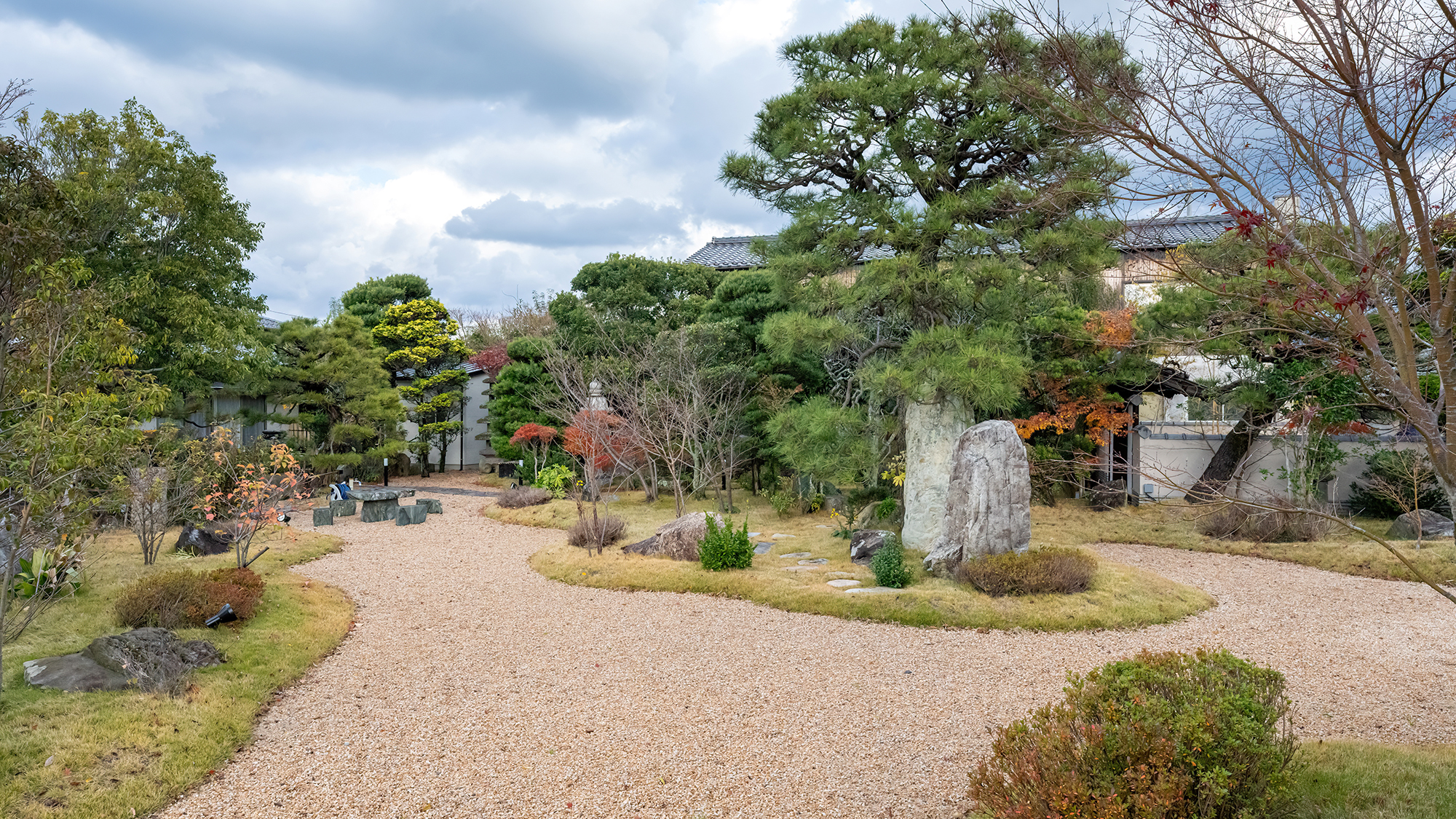 【外観】緑豊かな庭園で四季折々の風景もお楽しみください。