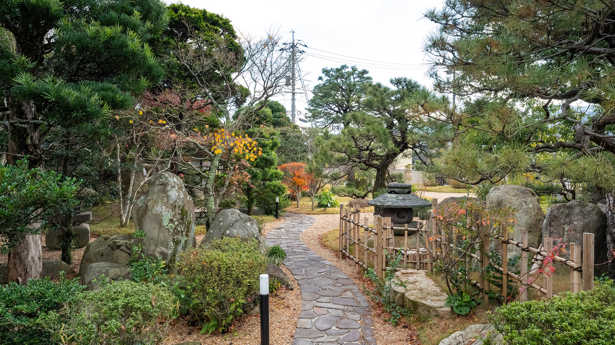 【外観】緑豊かな庭園で四季折々の風景もお楽しみください。
