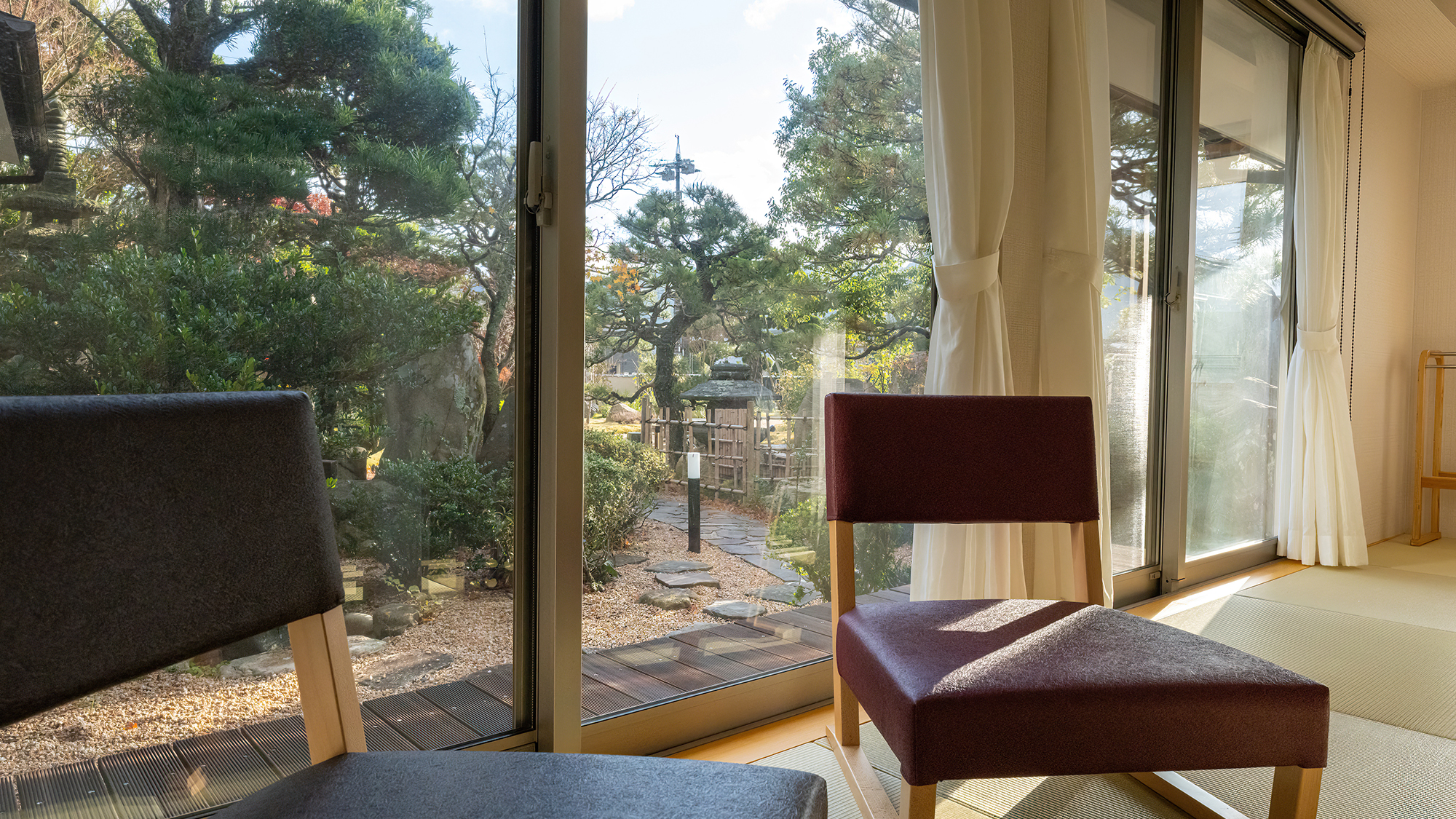 【和洋室】緑豊かな庭園を眺めながら落ち着いたひとときを。