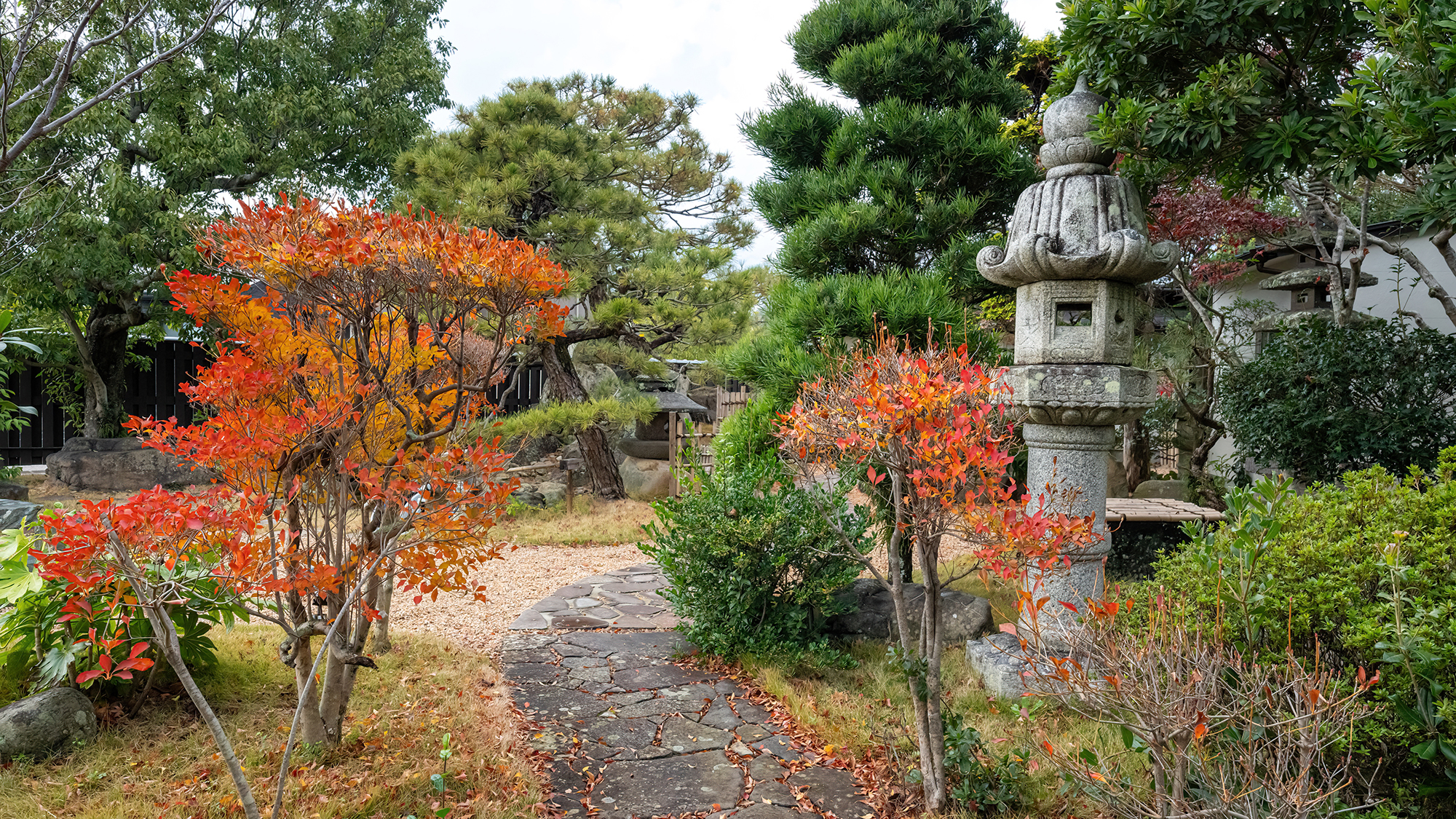 【外観】緑豊かな庭園で四季折々の風景もお楽しみください。