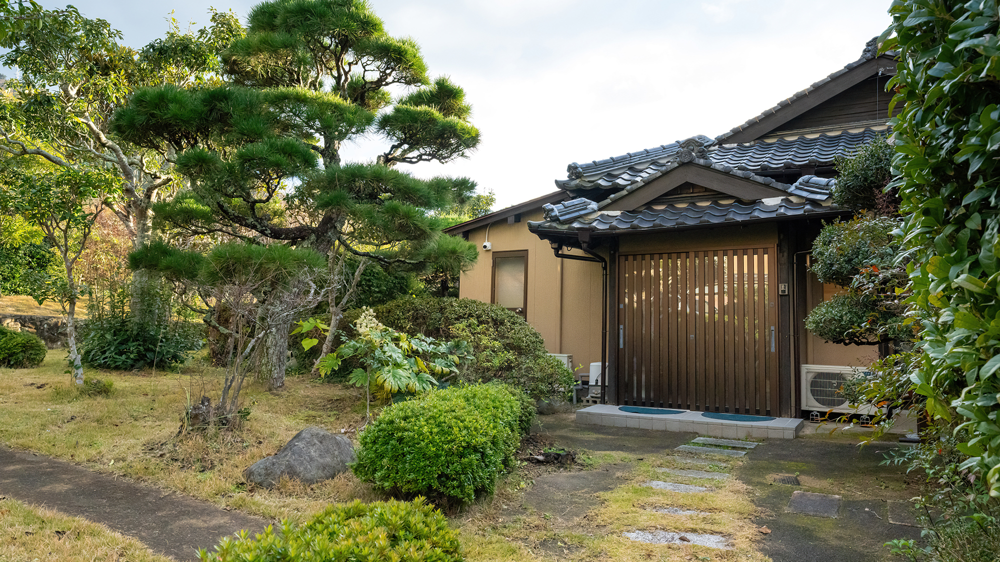 【外観】緑豊かな庭園で四季折々の風景もお楽しみください。