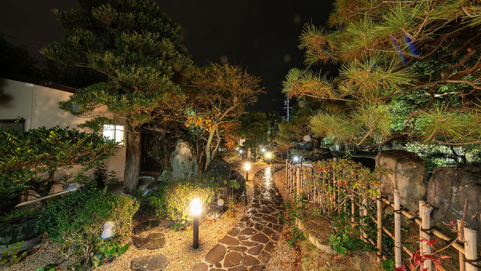 【外観】緑豊かな庭園で四季折々の風景もお楽しみください。