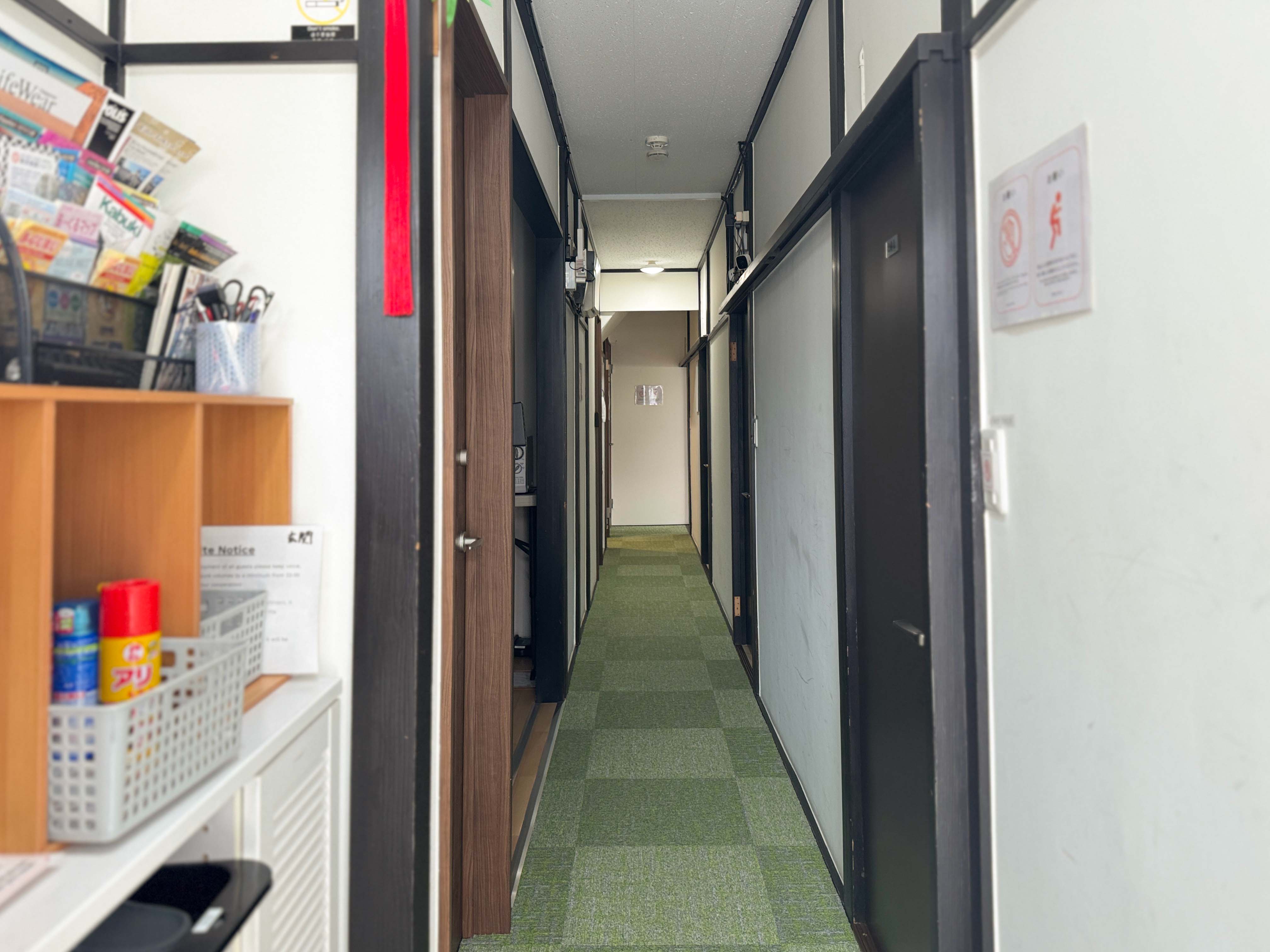 ・【EAST2Fエントランス】館内は土足厳禁となります。玄関でスリッパにお履き替えください