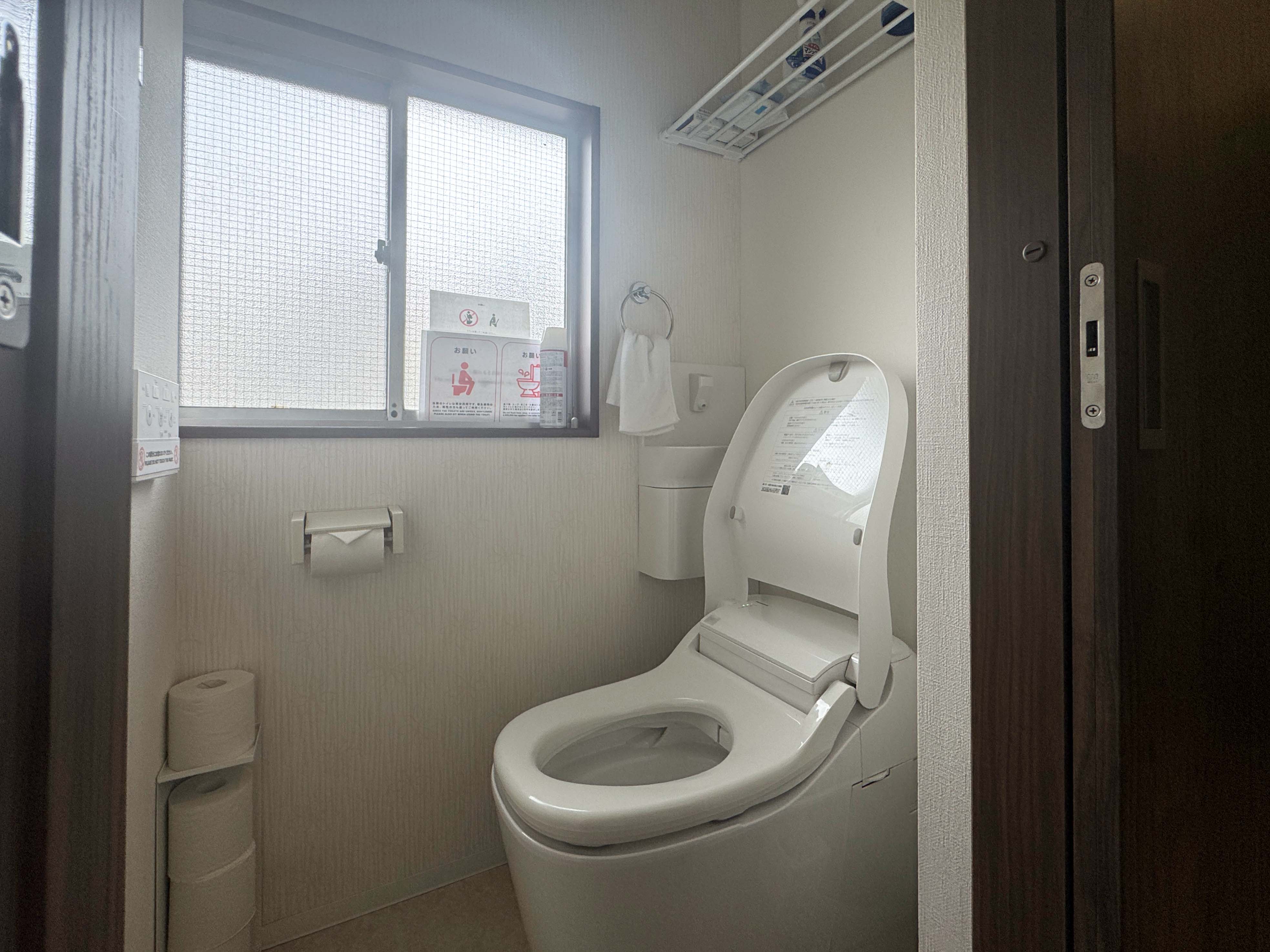 ・【EAST2F トイレ】洗浄機能付きトイレを完備しております