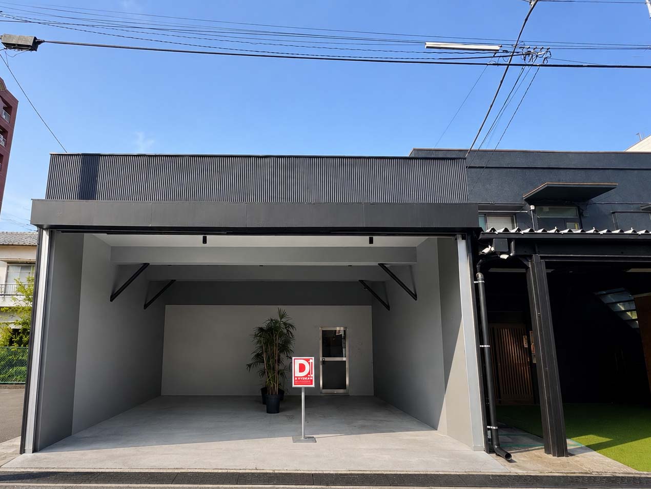 WEST棟2階の専用玄関です