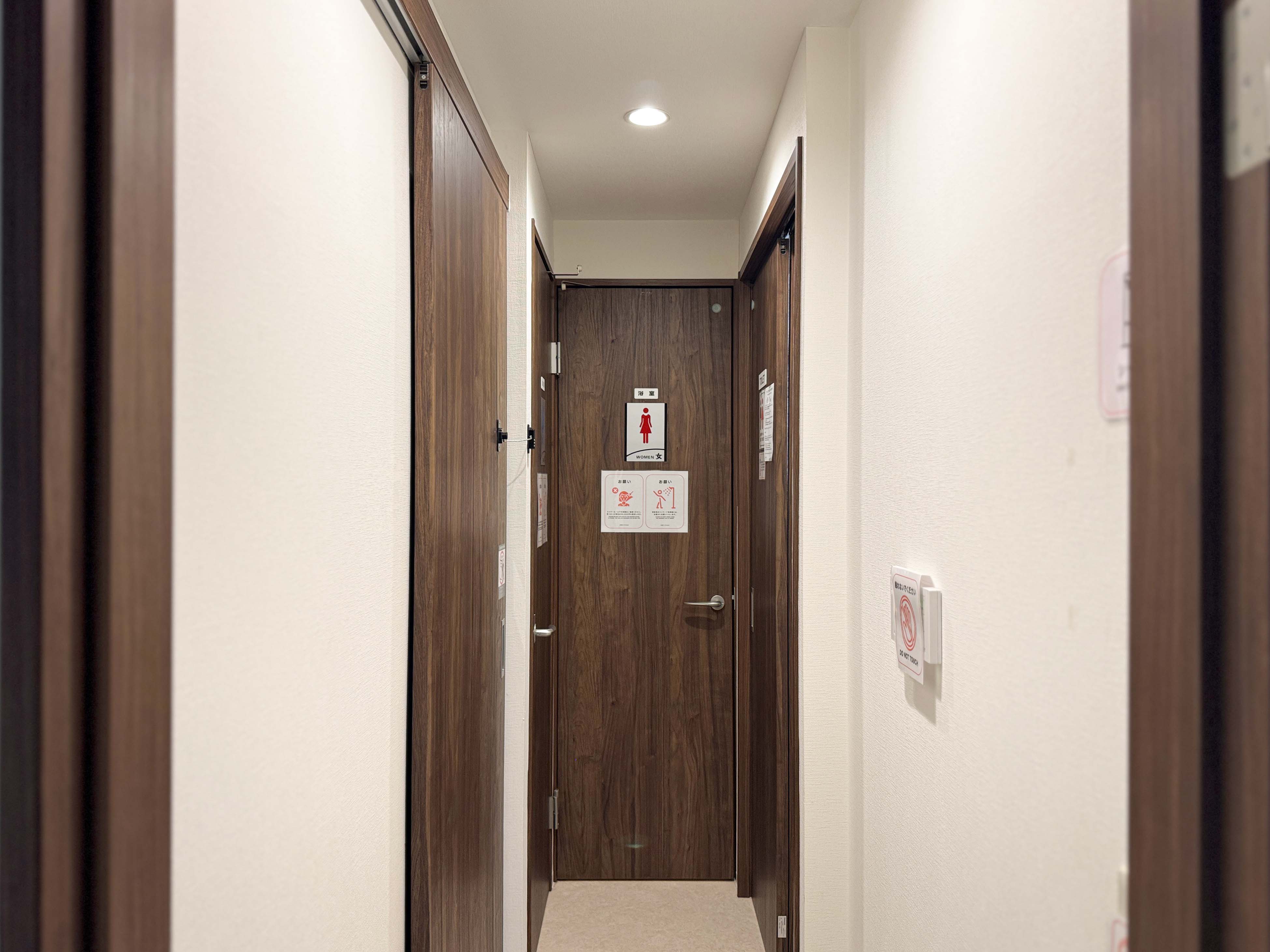 ・【EAST2F シャワー】内鍵付きですので空いていればいつでもご利用可能です