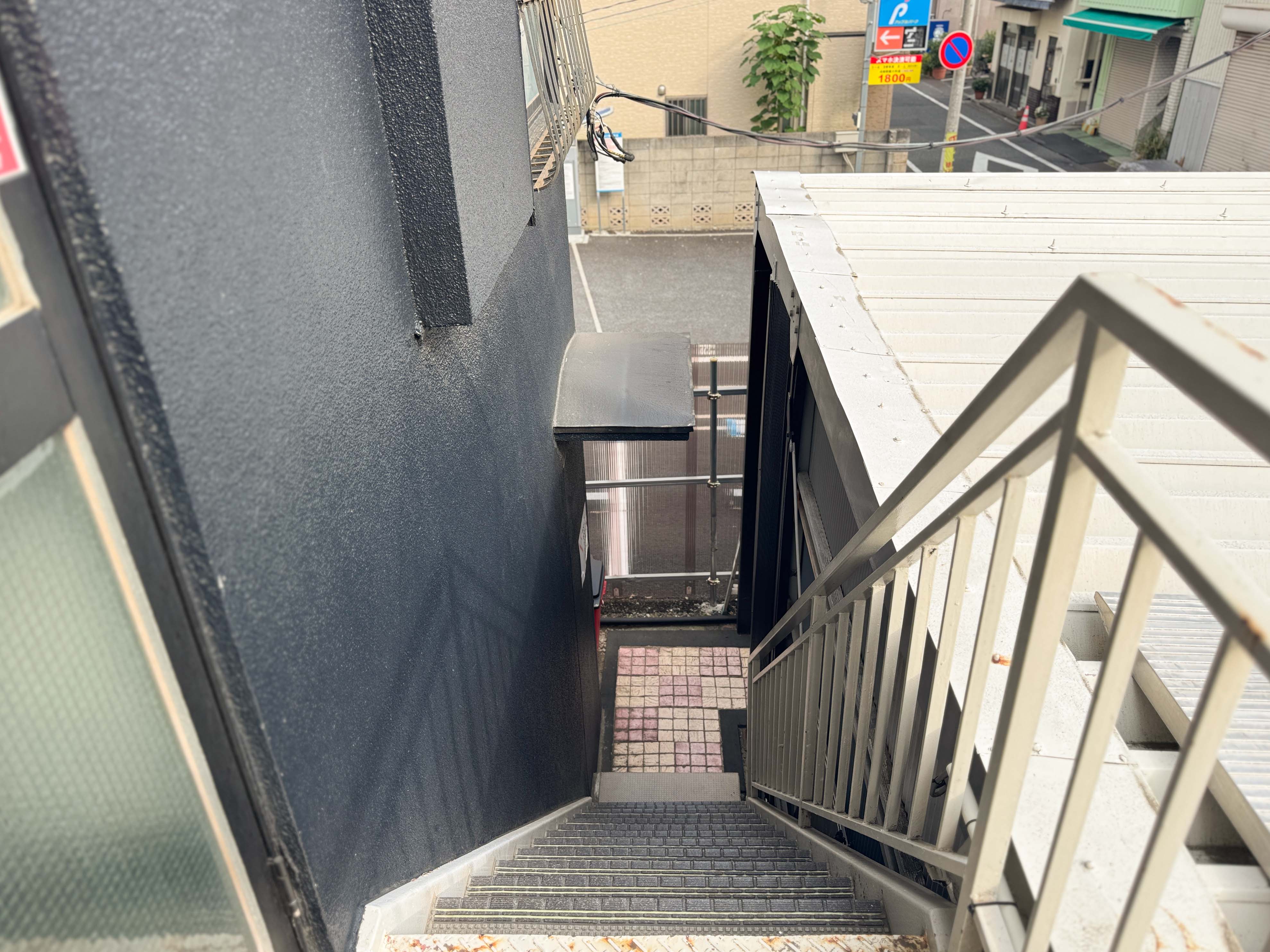 【外観・EAST2階への階段】 当館にはエレベーターがございません