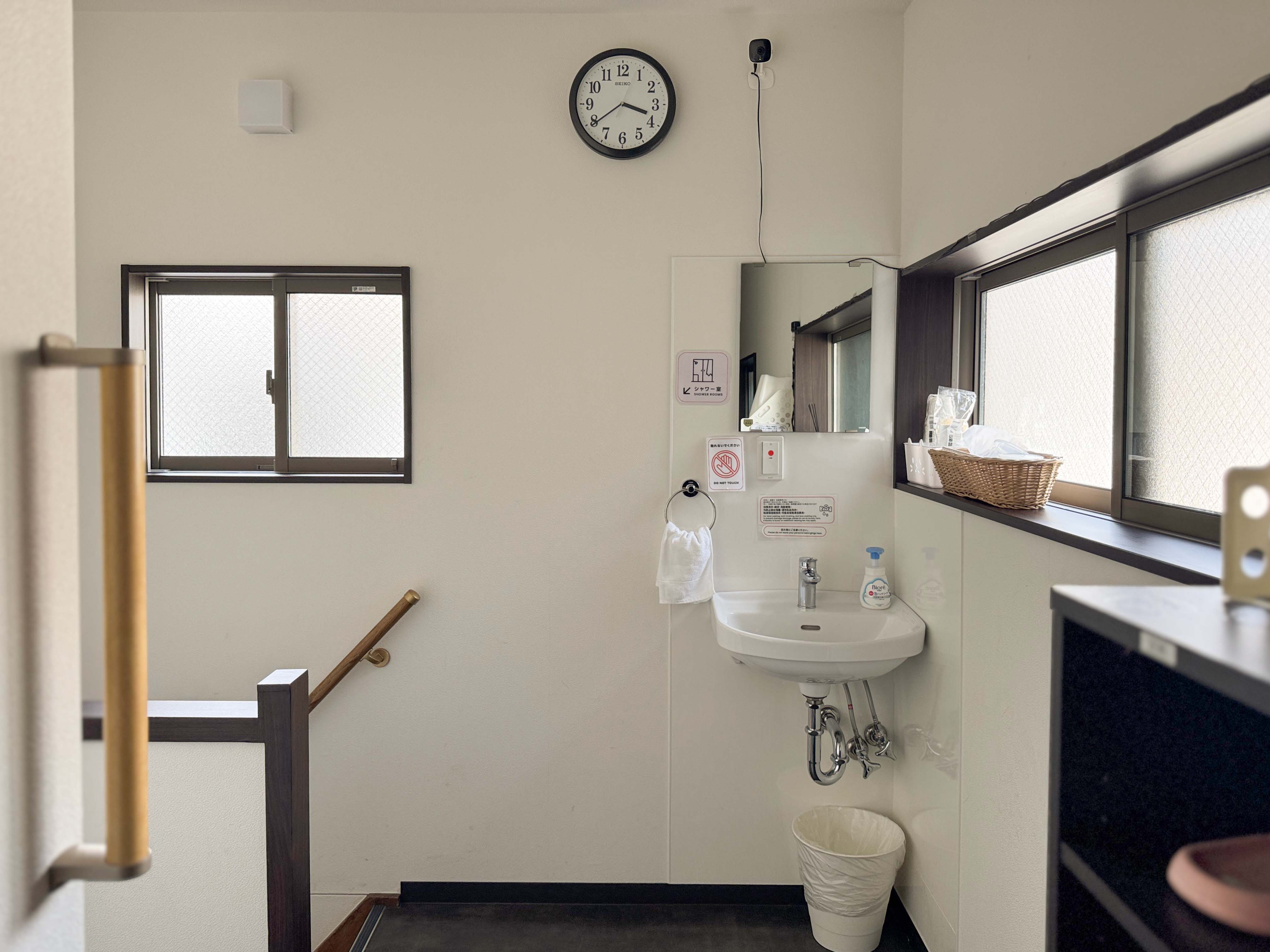 ・【WEST 2階 廊下】当館にはエレベーターがございません。館内の移動は階段のみとなります
