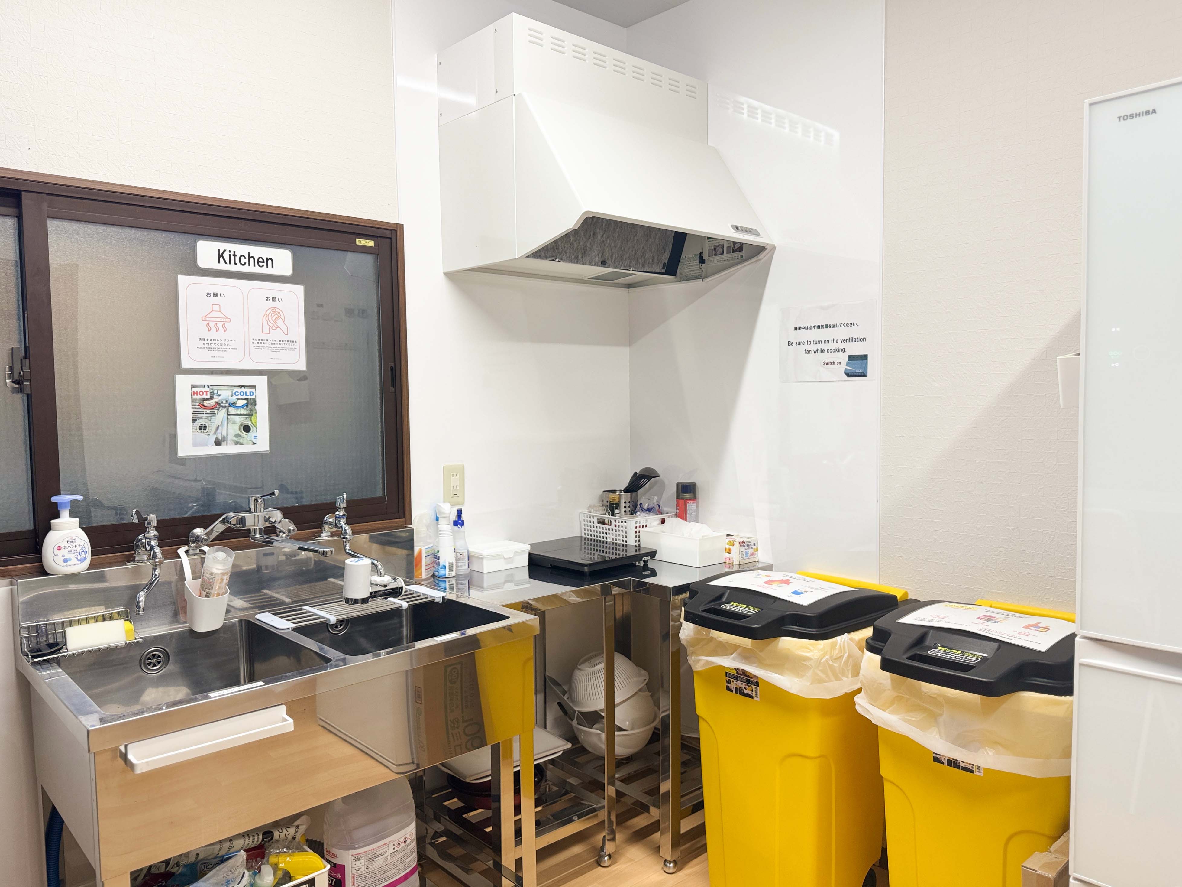 ・【EAST2F 共用キッチン】お客様が自由に使える各種調理器具や冷蔵庫・電子レンジ等を完備