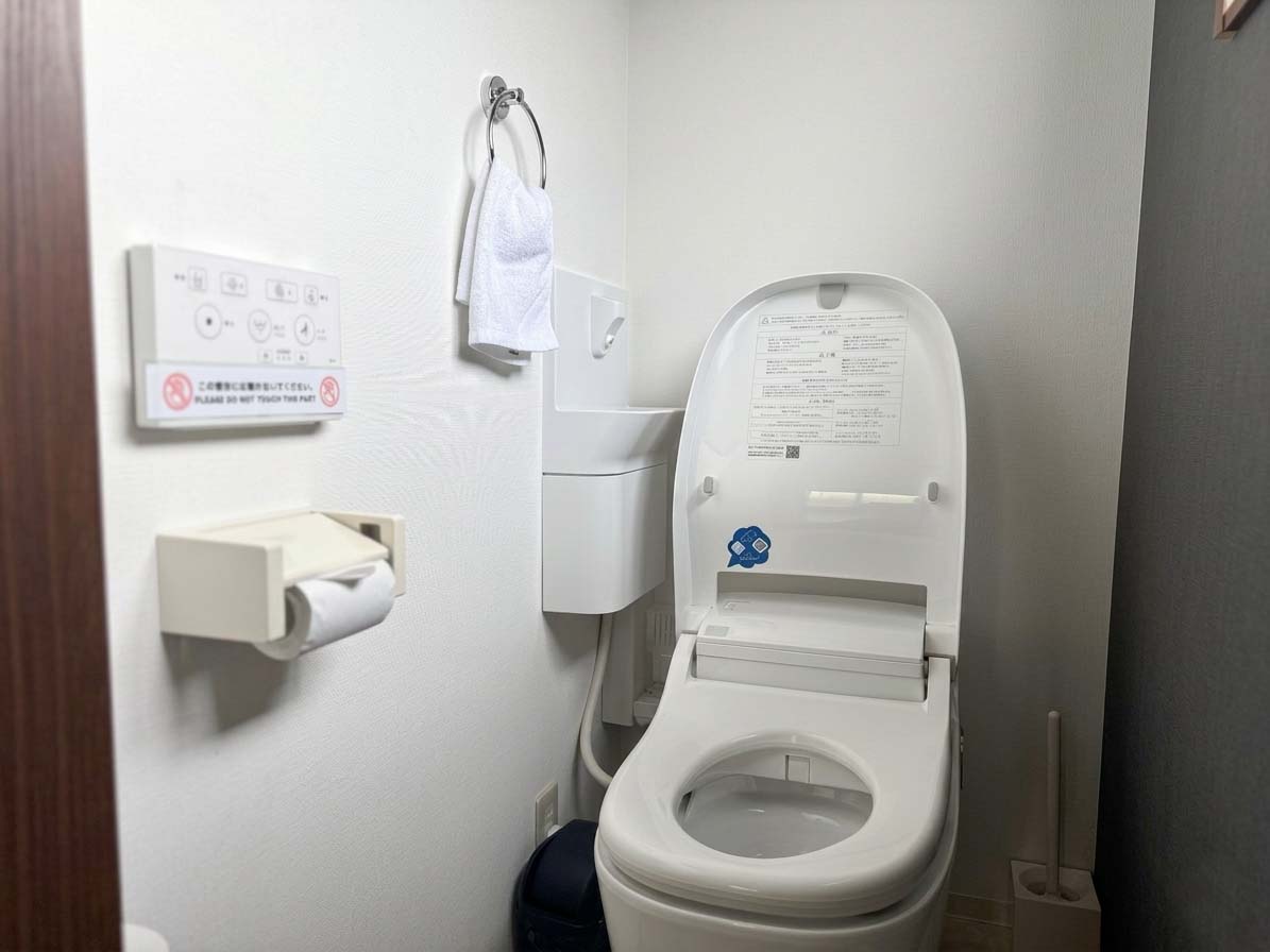 ・【EAST2F トイレ】洗浄機能付きトイレを完備しております