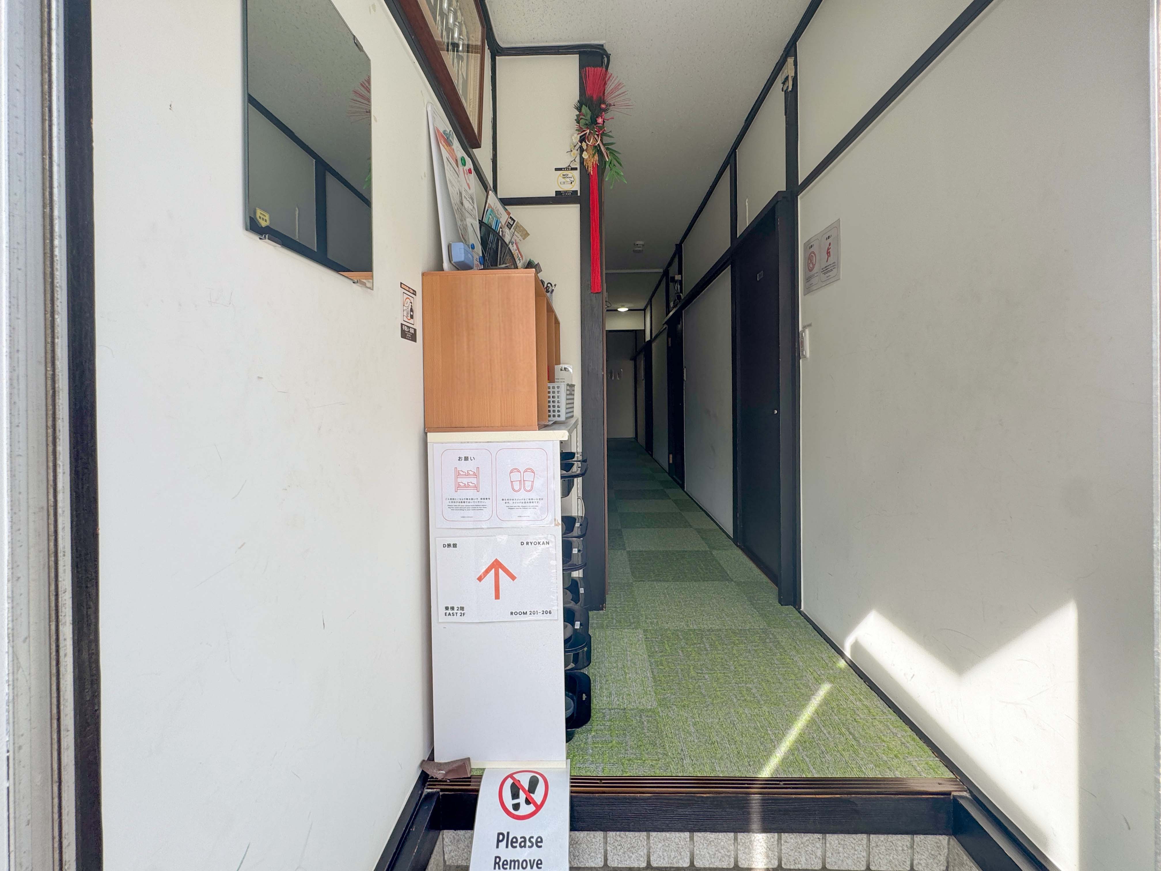 ・【EAST2Fエントランス】館内は土足厳禁となります。玄関でスリッパにお履き替えください