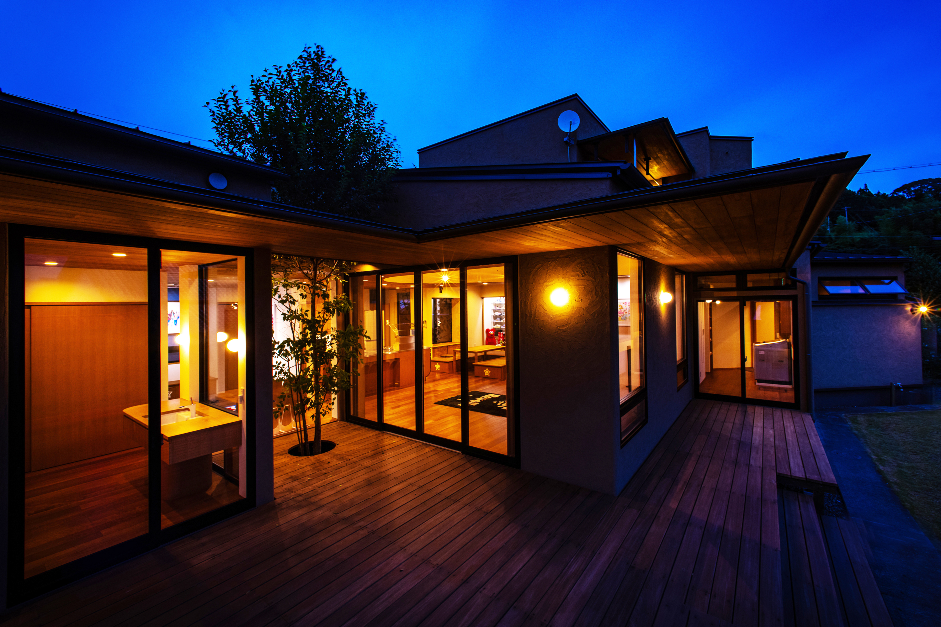 テラス越しの室内が見える夜景