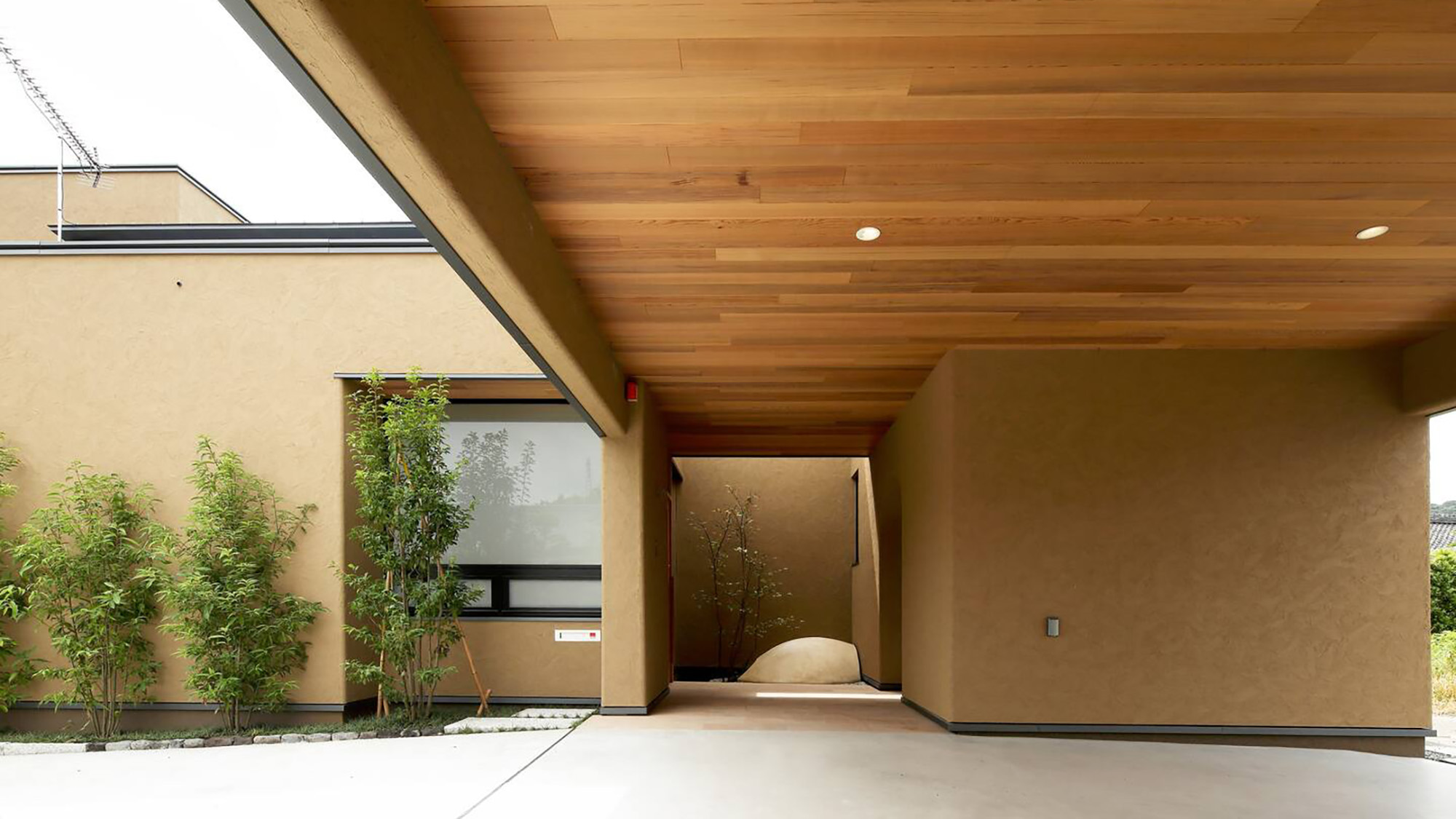 雨の日でも濡れずに入室できる屋根付き駐車スペース