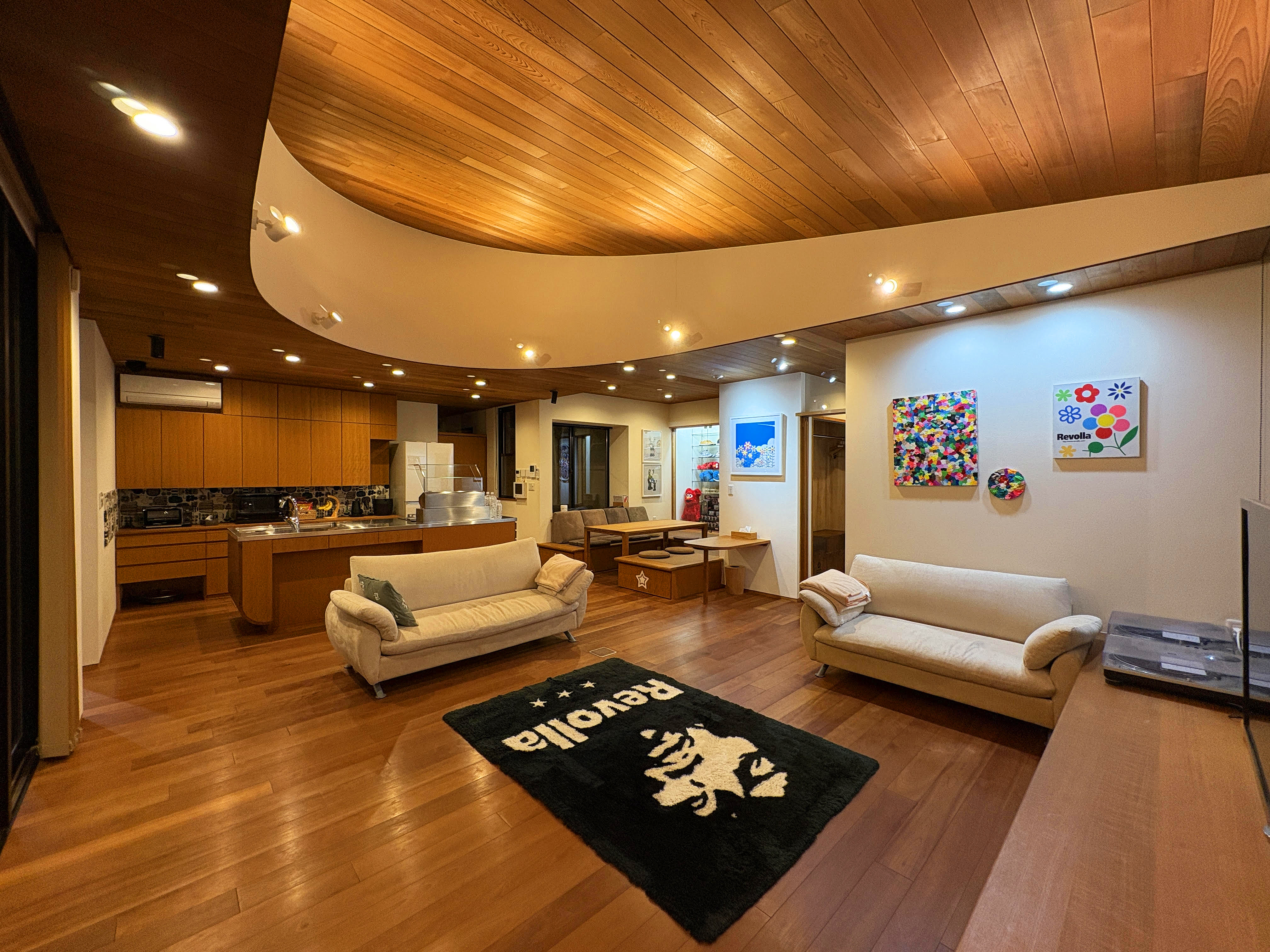 個性的なアールデザインのリビングルーム。