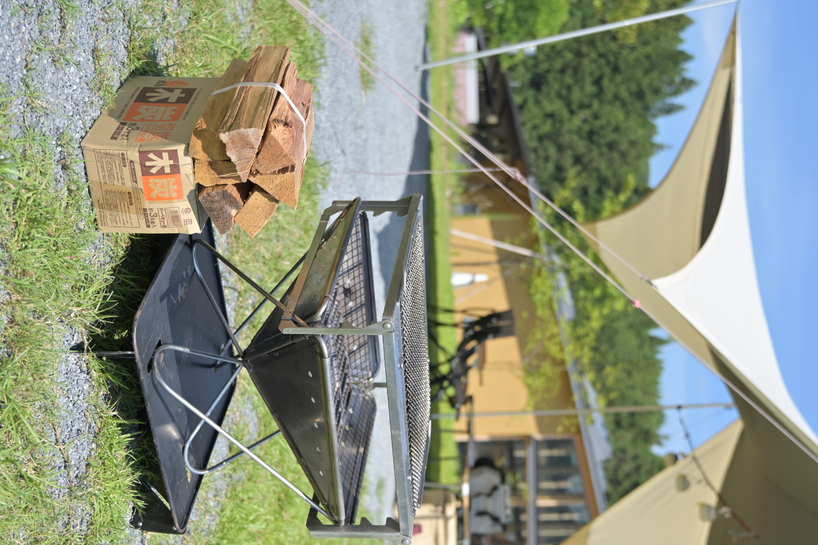 焚火台をBBQ使用に組んでご用意しております。BBQ後は焼網を取り外し、残った炭の熱でそのまま焚火をお楽しみいただけます。