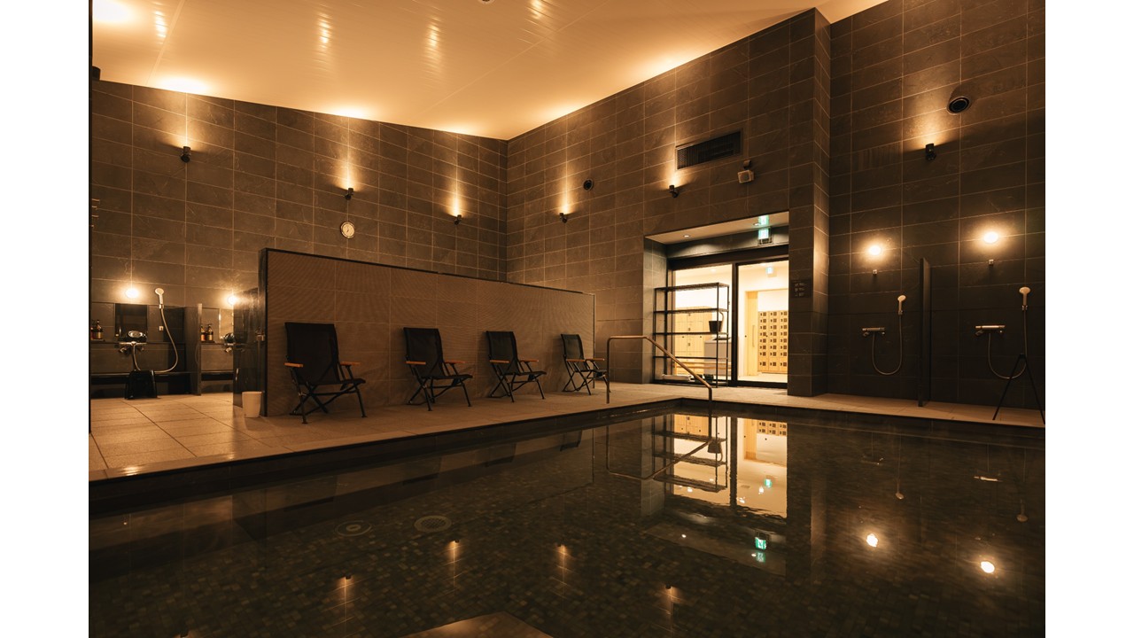スパの浴室です。 洗い場が10か所、内湯、サウナ、水風呂が1か所ずつ、内気浴用のメッシュチェアが3脚ございます。