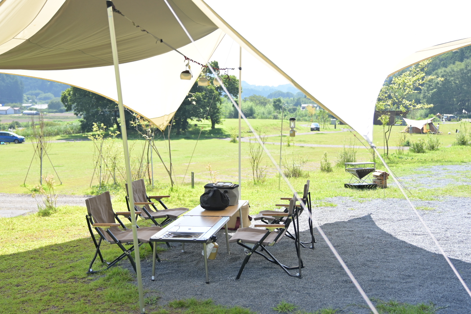 住箱手ぶらプラン専用のリビングスペースです。 主に調理やお食事でご使用いただけます。 タープもありますので雨が降っても安心です。