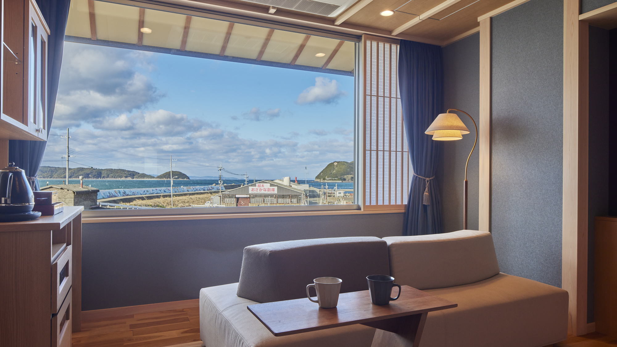 【新客室Hタイプ】ベッドのある和洋室。海景色を眺めながらお寛ぎいただけます。